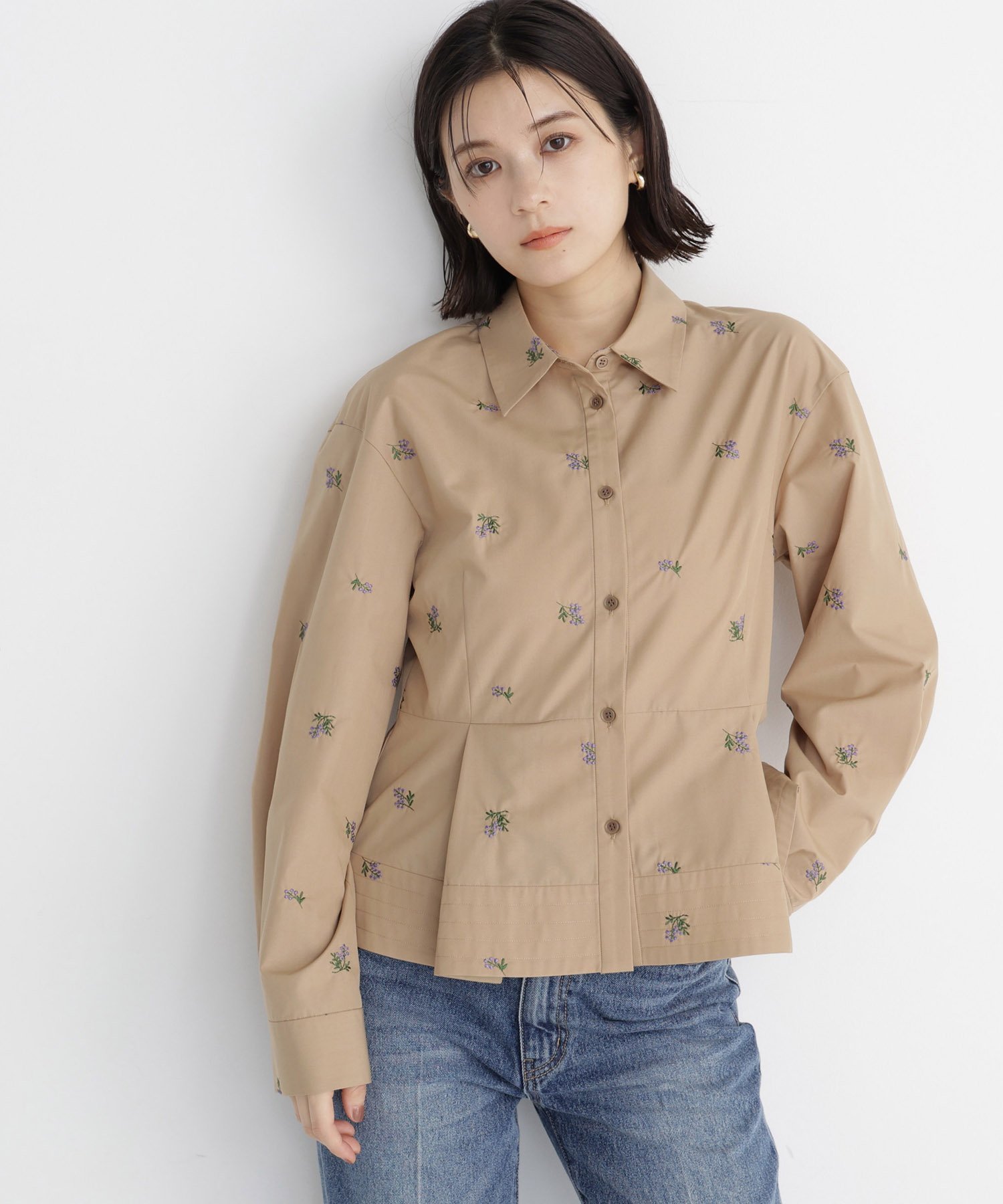 NATURAL BEAUTY BASIC 刺繍ペプラムシャツ ナチュラルビューティベーシック トップス シャツ・ブラウス ホワイト ベージュ ブルー