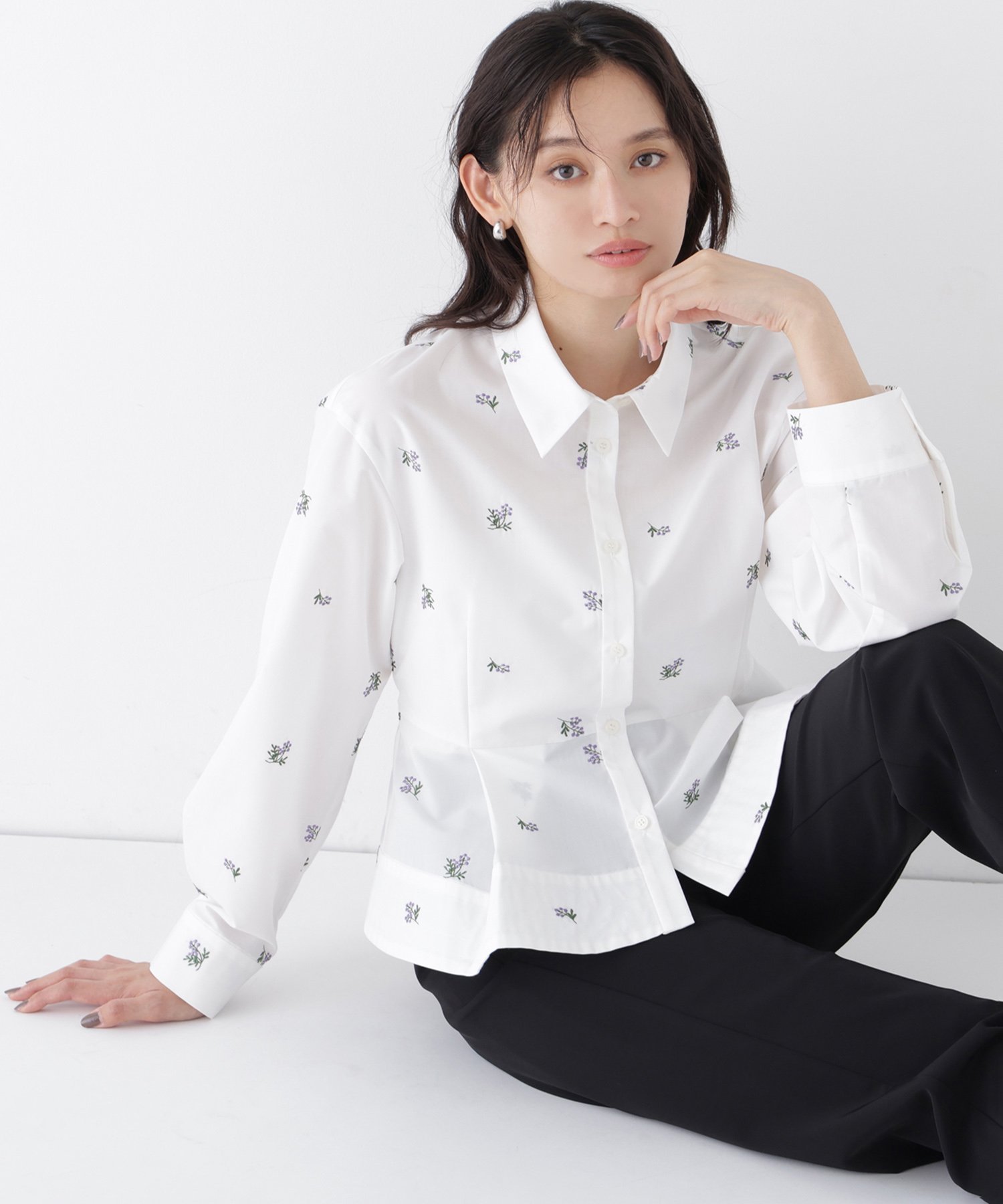 NATURAL BEAUTY BASIC 刺繍ペプラムシャツ ナチュラルビューティベーシック トップス シャツ・ブラウス ホワイト ベージュ ブルー
