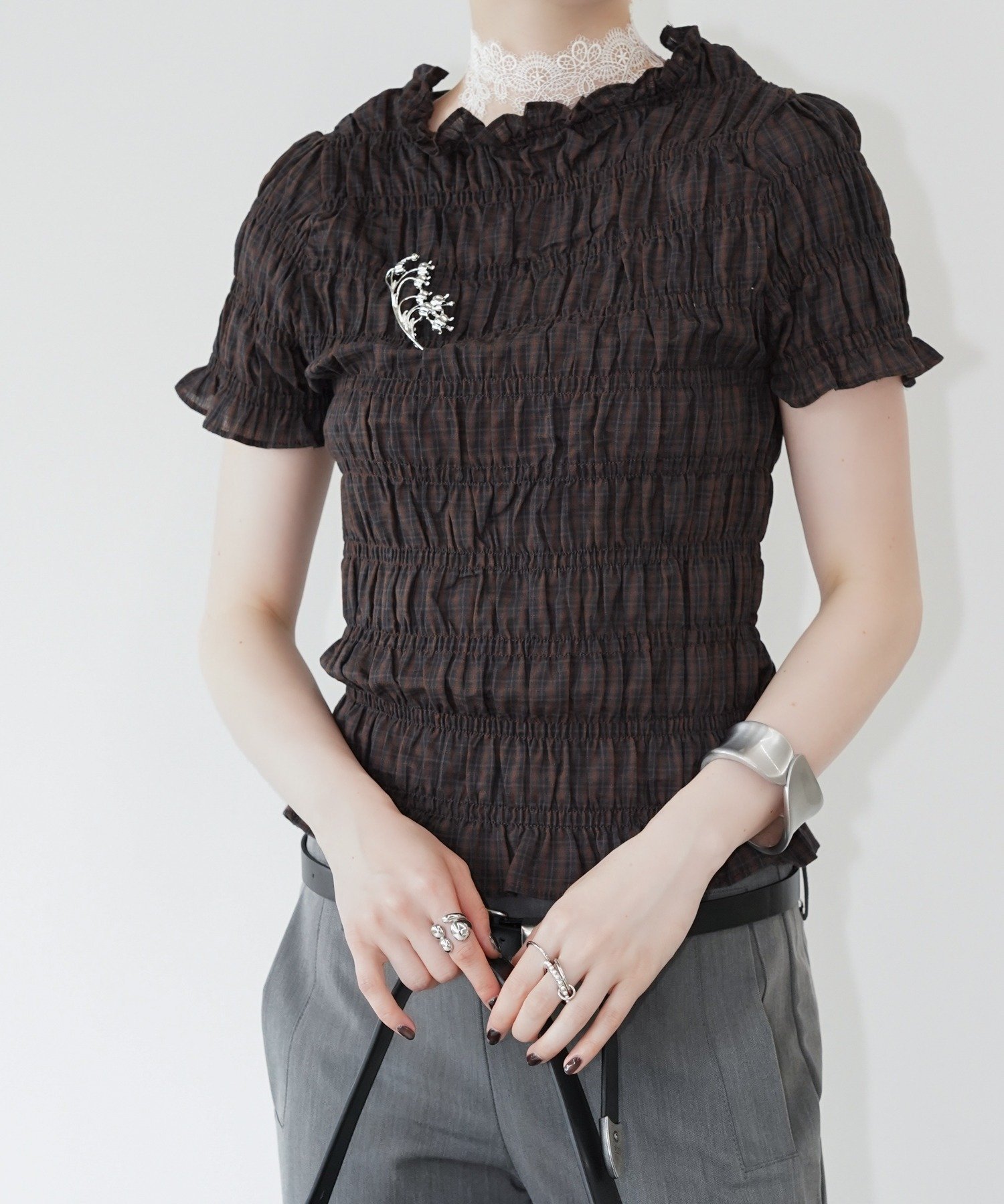 フリルネックシャーリングトップス chw26s357 チュクラ トップス カットソー・Tシャツ ホワイト ブラウン