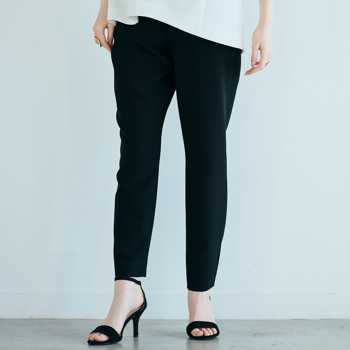 Audie a Muses キレイ見えシンプルテーパードパンツ ローズティアラ パンツ その他のパンツ ホワイト ブラック【送料無料】