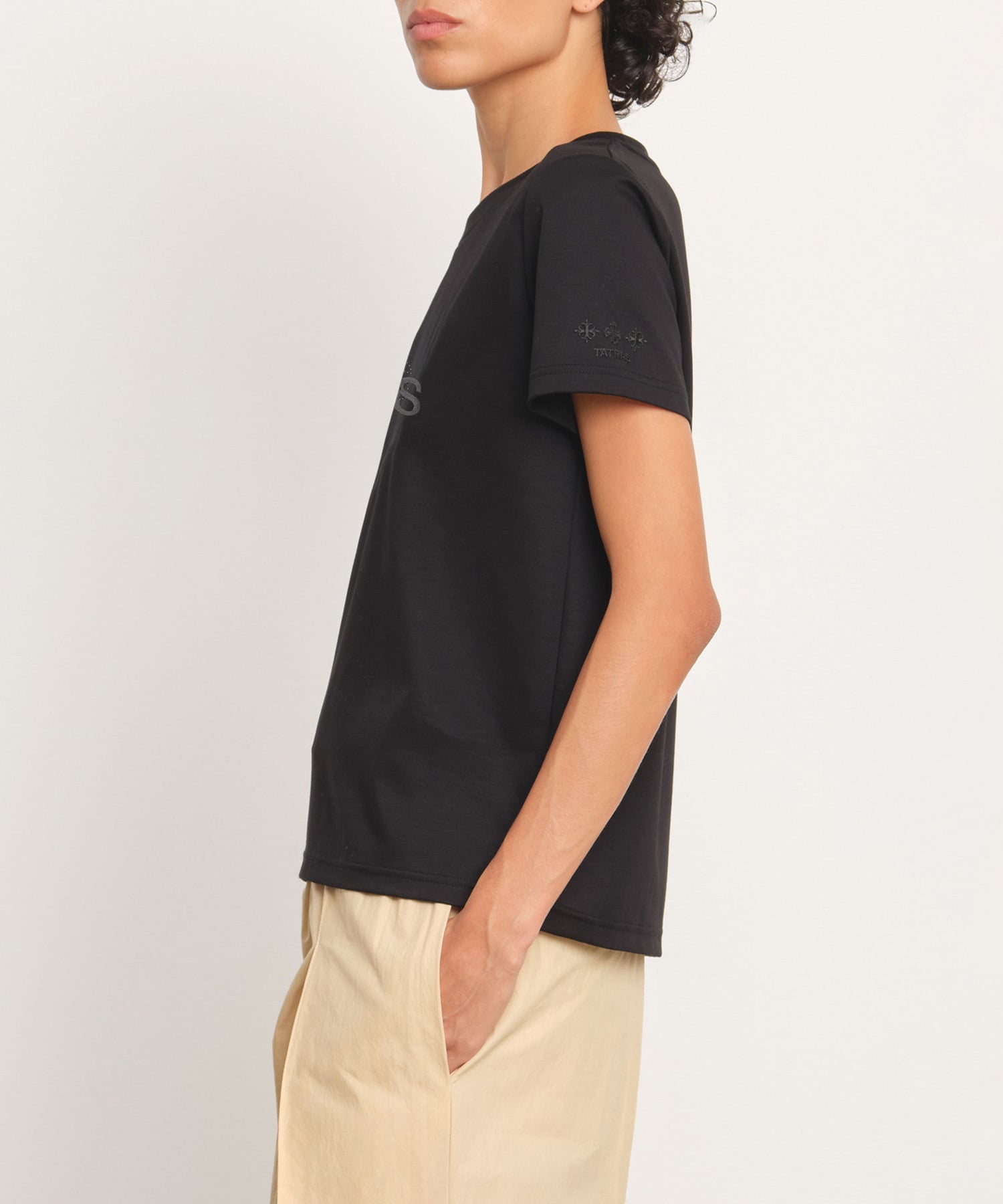 TATRAS (W)【TATRAS 直営店】＜オンライン限定＞VITRA ヴィトラ Tシャツ タトラスコンセプトストア トップス カットソー・Tシャツ ホワイト ブラック【送料無料】