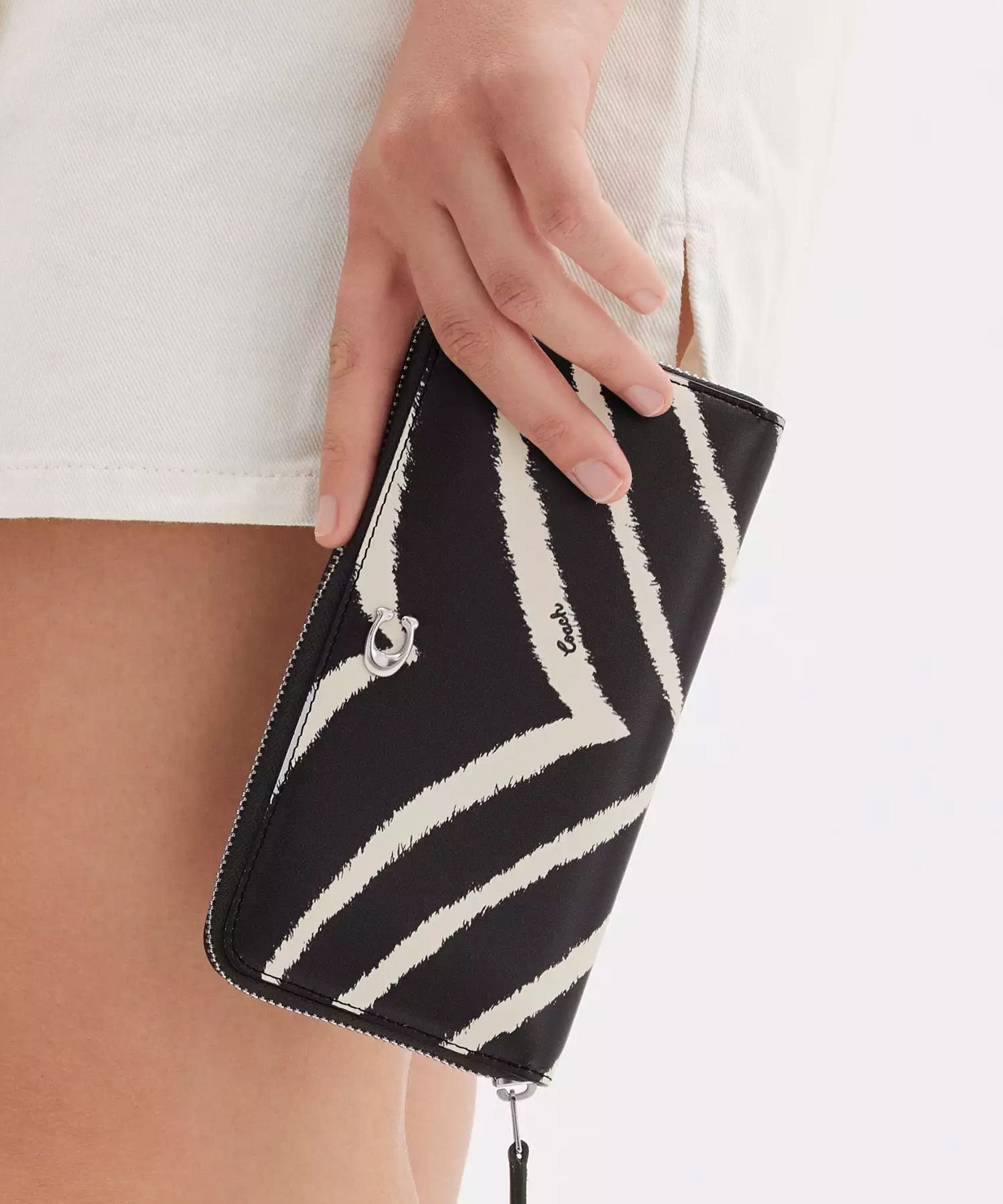 【SALE／50%OFF】COACH アコーディオン ジップ ウォレット・ゼブラ プリント コーチ 財布・ポーチ・ケース 財布 ブラック【送料無料】のサムネイル