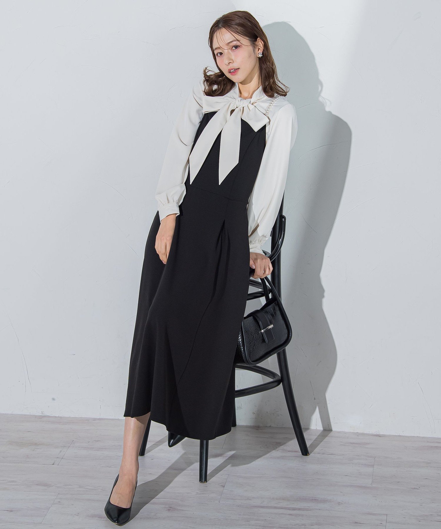 【SALE／50%OFF】QUEENS COURT パールストラップキャミワンピ≪洗濯機で洗える≫ クイーンズコート ワンピース・ドレス ワンピース ベージュ ブラック【送料無料】のサムネイル