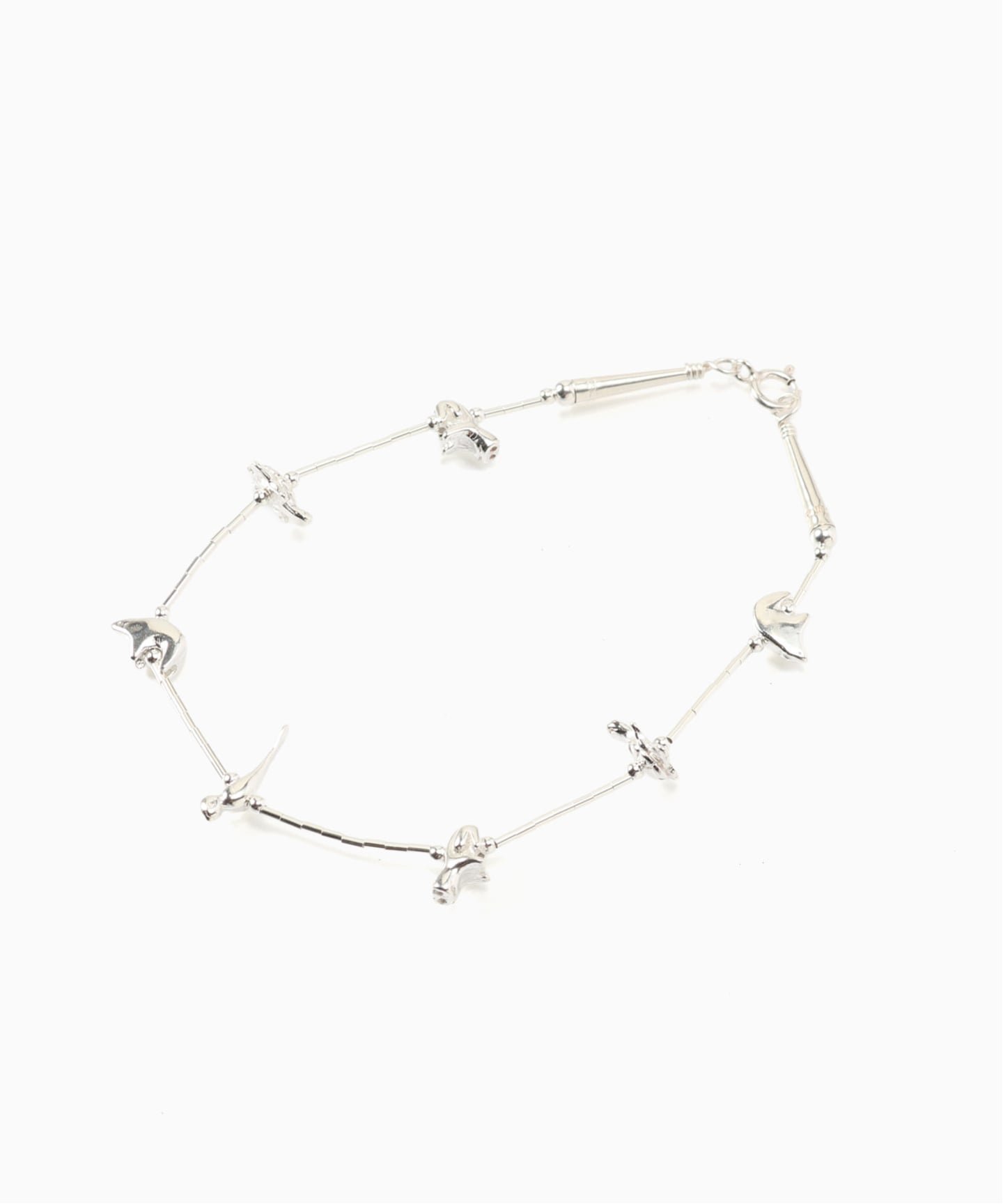 EDIFICE（エディフィス）HARPO(アルポ) Bracelet Fetishメーカーコード：BRACFET【HARPO/アルポ】1971年にパリで設立したシルバージュエリーを中心に扱うブランド。ヨーロッパにインディアンジュエリーを広めたパイオニア的存在です。アメリカとフランスの感覚が混ざりあう洗練された目で集められたナバホやズニなどのジュエリーを展開しています。【ご注意】※照明の関係により、実際よりも色味が違って見える場合があります。またパソコン・スマートフォンなどの環境により、若干製品と画像のカラーが異なる場合もございます。※商品の色味は、商品アップ画像をご参照ください。型番：26091310002630-999-009 SR6050【採寸】サイズ幅内寸重さ(g)フリー1.319.56.0商品のサイズについて【商品詳細】アメリカサイズ：フリー※画面上と実物では多少色具合が異なって見える場合もございます。ご了承ください。商品のカラーについてEDIFICE（エディフィス）HARPO(アルポ) Bracelet Fetishメーカーコード：BRACFET【HARPO/アルポ】1971年にパリで設立したシルバージュエリーを中心に扱うブランド。ヨーロッパにインディアンジュエリーを広めたパイオニア的存在です。アメリカとフランスの感覚が混ざりあう洗練された目で集められたナバホやズニなどのジュエリーを展開しています。【ご注意】※照明の関係により、実際よりも色味が違って見える場合があります。またパソコン・スマートフォンなどの環境により、若干製品と画像のカラーが異なる場合もございます。※商品の色味は、商品アップ画像をご参照ください。型番：26091310002630-999-009 SR6050【採寸】サイズ幅内寸重さ(g)フリー1.319.56.0商品のサイズについて【商品詳細】アメリカサイズ：フリー※画面上と実物では多少色具合が異なって見える場合もございます。ご了承ください。商品のカラーについて