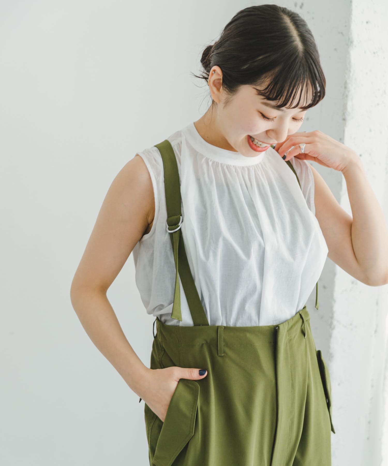 【SALE/63%OFF】URBAN RESEARCH ITEMS ボイルノースリブラウス アーバンリサーチアイテムズ トップス シャツ・ブラウス グレー ホワイト ピンク