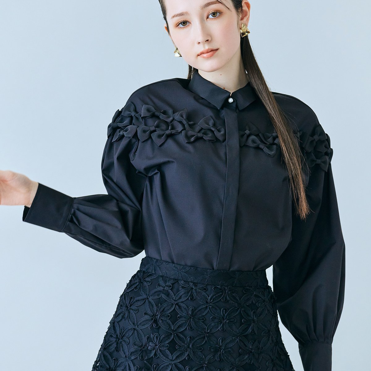 リボン付きシャツブラウス ローズティアラ トップス シャツ・ブラウス ホワイト ブラック