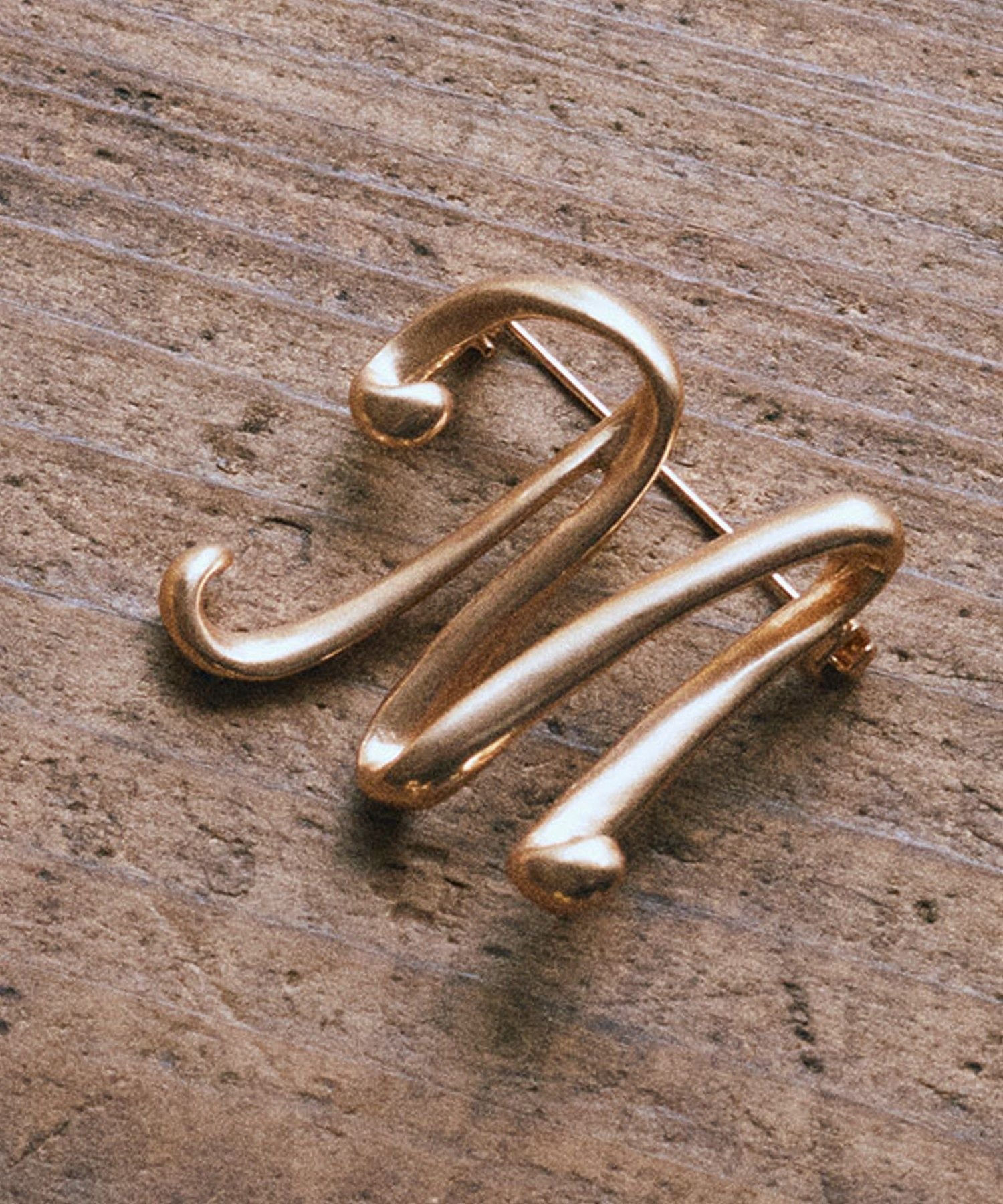 【SALE／50%OFF】earth music&ecology イニシャルブローチ アースミュージック&エコロジー アクセサリー・腕時計 その他のアクセサリー・腕時計