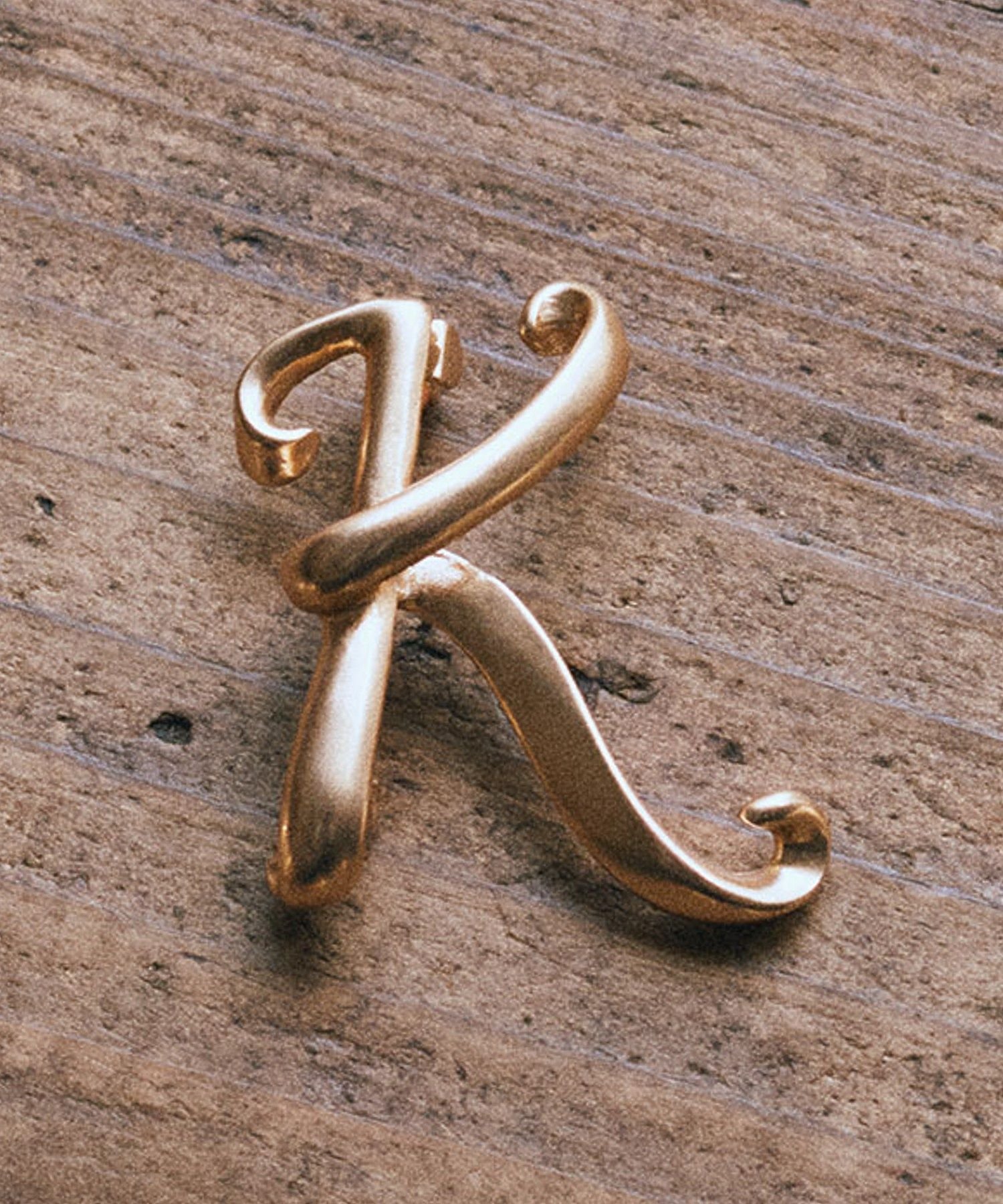 【SALE／50%OFF】earth music&ecology イニシャルブローチ アースミュージック&エコロジー アクセサリー・腕時計 その他のアクセサリー・腕時計