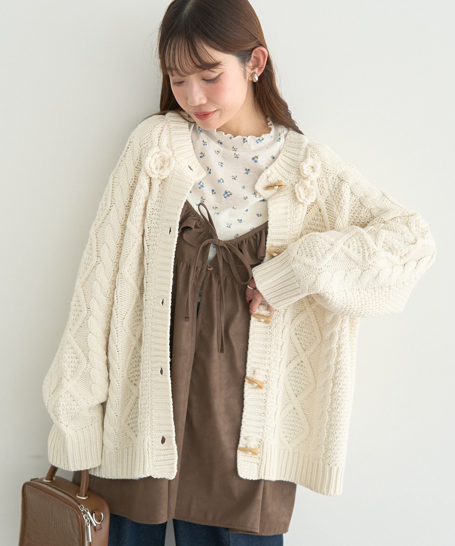 楽天Rakuten Fashionearth music&ecology フラワーモチーフトグルボタンニットカーディガン アースミュージック&エコロジー トップス カーディガン ブラウン レッド ホワイト【送料無料】