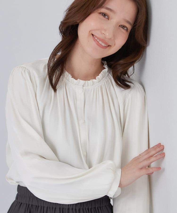 SHOO・LA・RUE 【通勤/UV/洗濯後しわになりにくい/S-LL】プチフリルで上品に 大人のサテンブラウス シューラルー トップス シャツ・ブラウス ホワイト ネイビー ベージュ