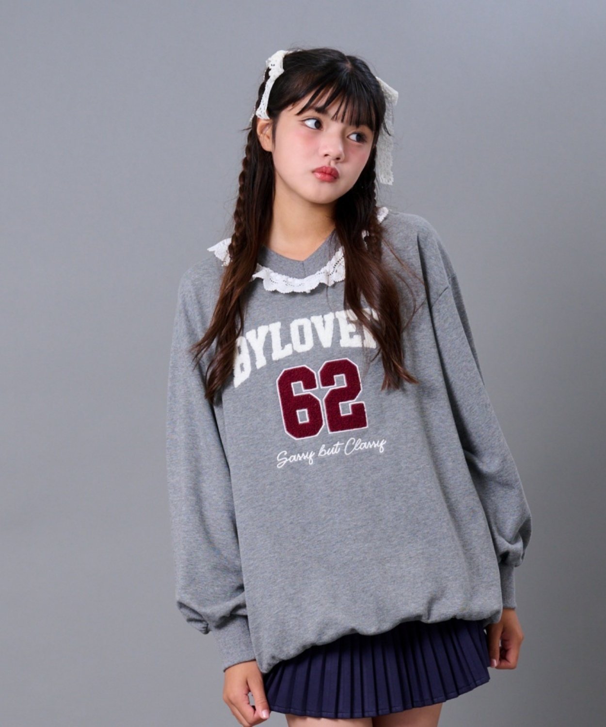 by LOVEiT レースつきナンバリングプルオーバー ナルミヤオンライン トップス スウェット・トレーナー グレー ネイビー【送料無料】のサムネイル