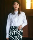 23区（ニジュウサンク）【杏さん着用/洗える】CANCLINI バンドカラー シャツ2023Autumn&Winter23区定番！長年愛されている、ワンランク上の上質なバンドカラーシャツ■デザインすっきりとしたラインのバンドカラーシャツ。肩幅には少しゆとりを持たせているので着心地も抜群です。一枚でさらっと着るだけでオシャレな雰囲気を引き出してくれる、カジュアルにもシックにも着まわせる万能アイテムです。シンプルにデニムと合わせても、タックパンツなどと合わせても◎。ニットのインナーにしてもバランスの良い着丈になるよう少し長めにリニューアルしています。カラーは、定番のホワイト(#001)、爽やかなライトグレー(#003)の無地2色と、上品な甘さのピンクストライプ(#112)、カジュアルにも着られるダークブラウンストライプ(#135)、アクセントカラーにもなるグリーンストライプ(#160)、オンオフ使えるサックスブルーストライプ(#273)の計6色展開です。■素材カラーによって素材が多少異なります。ホワイト(#001)：23区用に特別に開発されたツイル素材。従来のMILANOと比べて、よりしなやかで程よい厚みと光沢感があります。ライトグレー(#003)：コットンの中でも繊維長が非常に長くやわらかな糸を使用し、繊細さと滑らかさを追及した素材。ハリ感としなやかさを併せ持ったハイグレードな素材です。その他のストライプ柄：高密なタテ糸の設計により、細かいストライプデザインが綺麗に表現されている素材です。■WhatisCANCLINI？1925年創業のイタリアの老舗シャツメーカー『CANCLINI(カンクリーニ)』社の生地を使用した上質なシャツブラウスシリーズ。ソフトな風合い、ピュアな発色、上品な光沢感が美しく調和するシャツは、その高いクオリティーに定評があります。綿100%で肌触りも抜群、爽やかで心地よいタッチが魅力。その生地クオリティを持つ、CANCLINI社とダブルネームで作ることができるのは、日本の中でも、長年付き合いのある23区ならでは。▼同シリーズベーシックシャツ(品番:BL23SA0207)ボリュームスリーブシャツ(品番:BLWOSA0209)※画像はサンプルを使用している為、実際にお届けする商品と仕様が異なる場合がございます。model:H175B80W60H88型番：BL26SA0208-5-J HZ7067【採寸】サイズ前身頃後身頃身幅肩幅そで丈4470.573.159.145.954.54671.473.660.146.654.54872.174.462.547.554.55076.177.064.048.555.0商品のサイズについて【商品詳細】中国素材：ホワイト系/グリーンストライプ/サックスブルーストライプ/ライトグレー系/ダークブラウンストライプ/ピンクストライプ：綿:100%サイズ：44[44]、46[46]、48[48]、50[50]【本体のみ】40℃まで手洗い可 塩素系漂白不可 タンブル乾燥不可 日陰つり干し乾燥 アイロンは150℃まで 弱いドライクリーニング（石油系）可 弱いウェットクリーニング可※画面上と実物では多少色具合が異なって見える場合もございます。ご了承ください。商品のカラーについて 【予約商品について】 ※「先行予約販売中」「予約販売中」をご注文の際は予約商品についてをご確認ください。■重要なお知らせ※ 当店では、ギフト配送サービス及びラッピングサービスを行っておりません。ご注文者様とお届け先が違う場合でも、タグ（値札）付「納品書 兼 返品連絡票」同梱の状態でお送り致しますのでご了承ください。 ラッピング・ギフト配送について※ 2点以上ご購入の場合、全ての商品が揃い次第一括でのお届けとなります。お届け予定日の異なる商品をお買い上げの場合はご注意下さい。お急ぎの商品がございましたら分けてご購入いただきますようお願い致します。発送について ※ 買い物カートに入れるだけでは在庫確保されませんのでお早めに購入手続きをしてください。当店では在庫を複数サイトで共有しているため、同時にご注文があった場合、売切れとなってしまう事がございます。お手数ですが、ご注文後に当店からお送りする「ご注文内容の確認メール」をご確認ください。ご注文の確定について ※ Rakuten Fashionの商品ページに記載しているメーカー希望小売価格は、楽天市場「商品価格ナビ」に登録されている価格に準じています。 商品の価格について23区23区のシャツ・ブラウストップスご注文・お届けについて発送ガイドラッピンググッズ3,980円以上送料無料ご利用ガイド