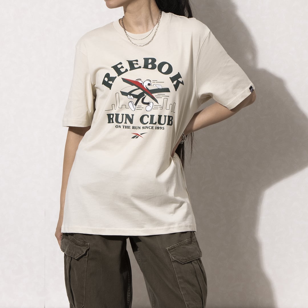 ランナー グラフィック Tシャツ / RUNNER GRAPHIC TEE リーボック トップス カットソー・Tシャツ ベージュ グリーン ホワイト