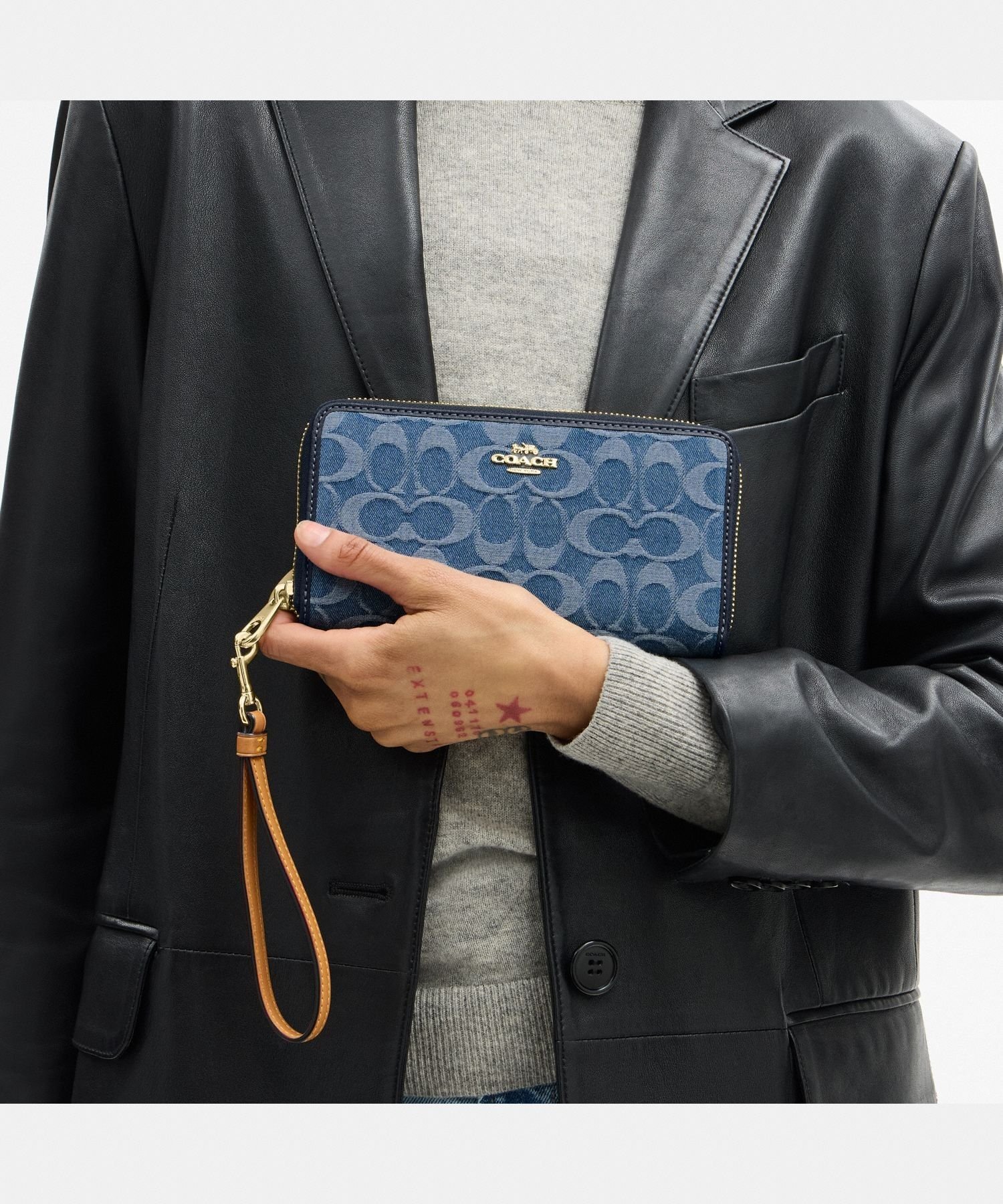 【SALE／60%OFF】COACH OUTLET 【公式】ロング ジップ アラウンド ウォレット・シグネチャー デニム コーチ　アウトレット 財布・ポーチ・ケース 財布 ブルー【送料無料】