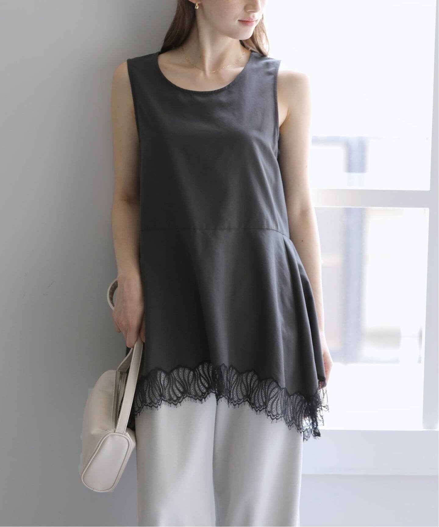 La Totalite 《追加》CHIGNON/シニヨン ヘムレースサテンタンク ラ トータリテ トップス シャツ・ブラウス ホワイト ブラック ベージュ
