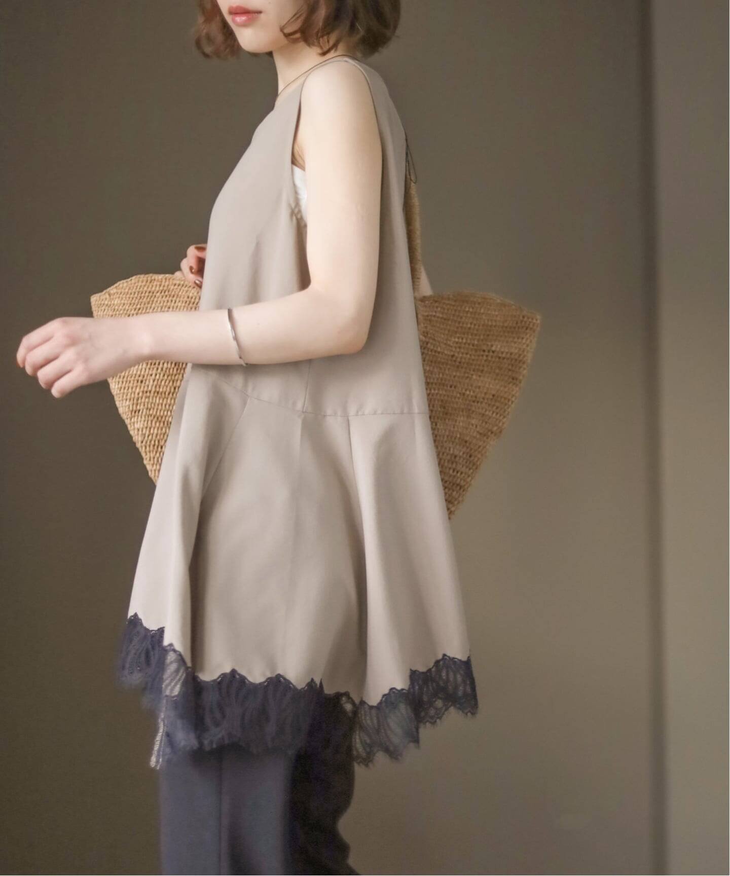 La Totalite 《追加》【洗える】CHIGNON/シニヨン ヘムレースサテンタンク ラ トータリテ トップス シャツ・ブラウス ホワイト ブラック ベージュ