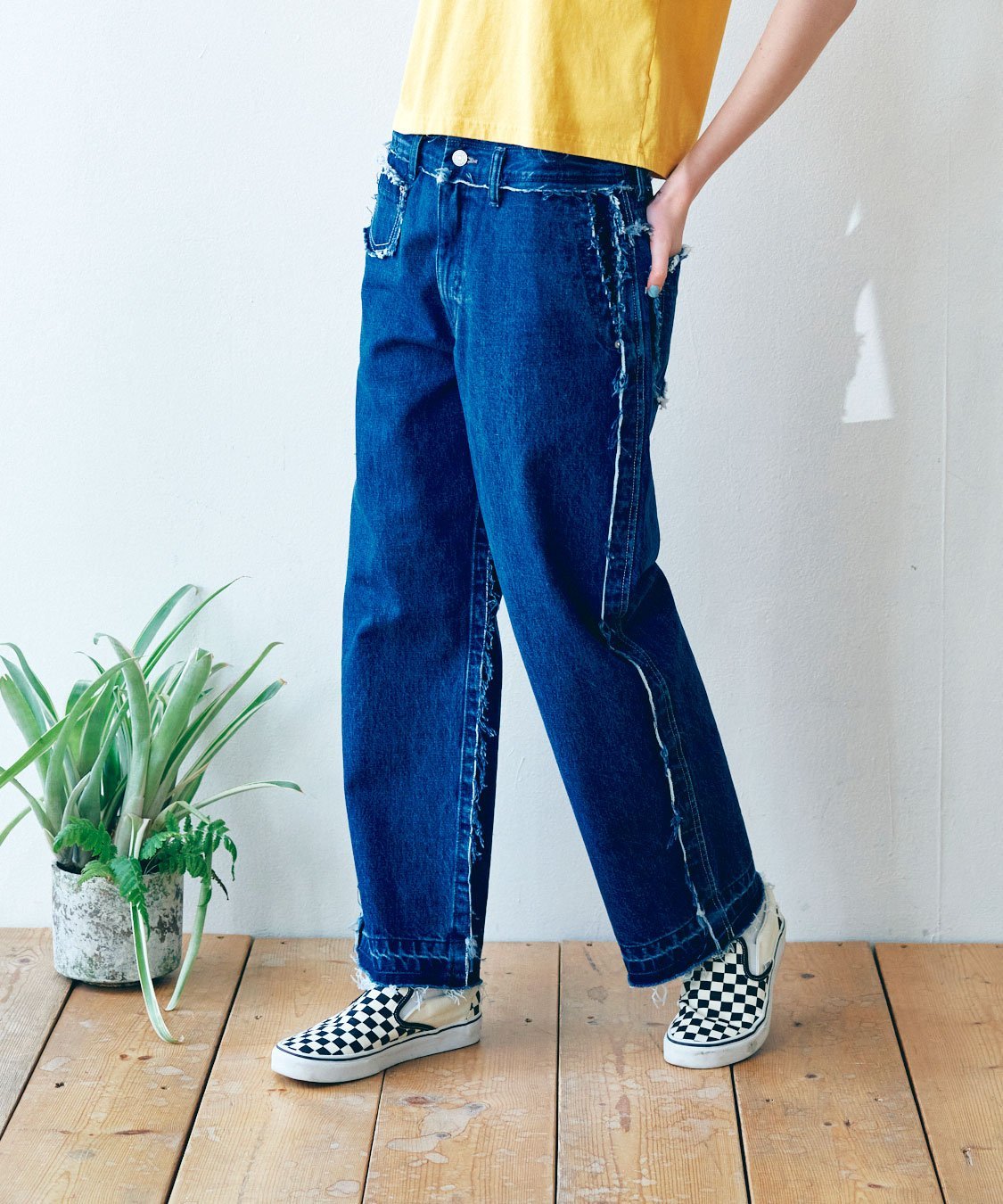 RNA R4098 カット&パッチルーズパンツ アールエヌエー パンツ ジーンズ・デニムパンツ ブラック ブルー