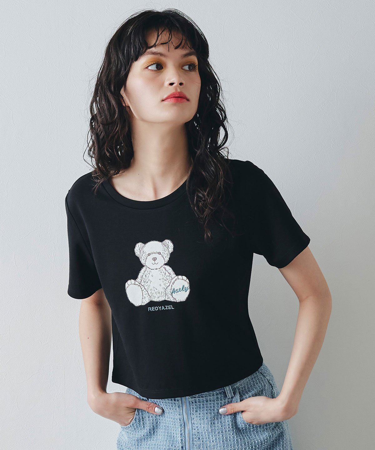 REDYAZEL Azely コンパクトTシャツ レディアゼル トップス カットソー・Tシャツ ブラック レッド ホワイト