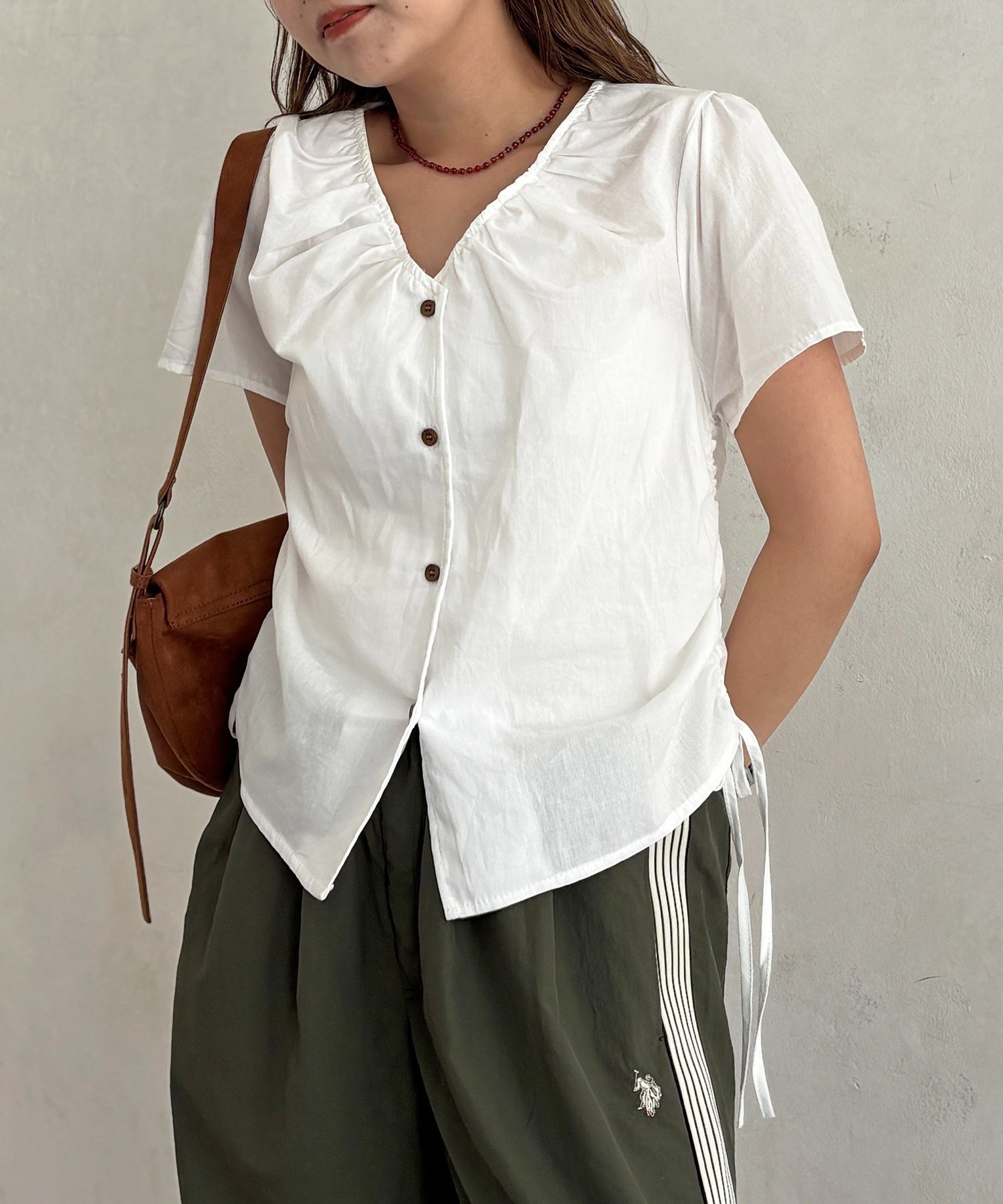 CPCM V-neck side shirred blouse. CPCM dresses and other dresses. Available in black, brown, blue, and white. [Free shipping]