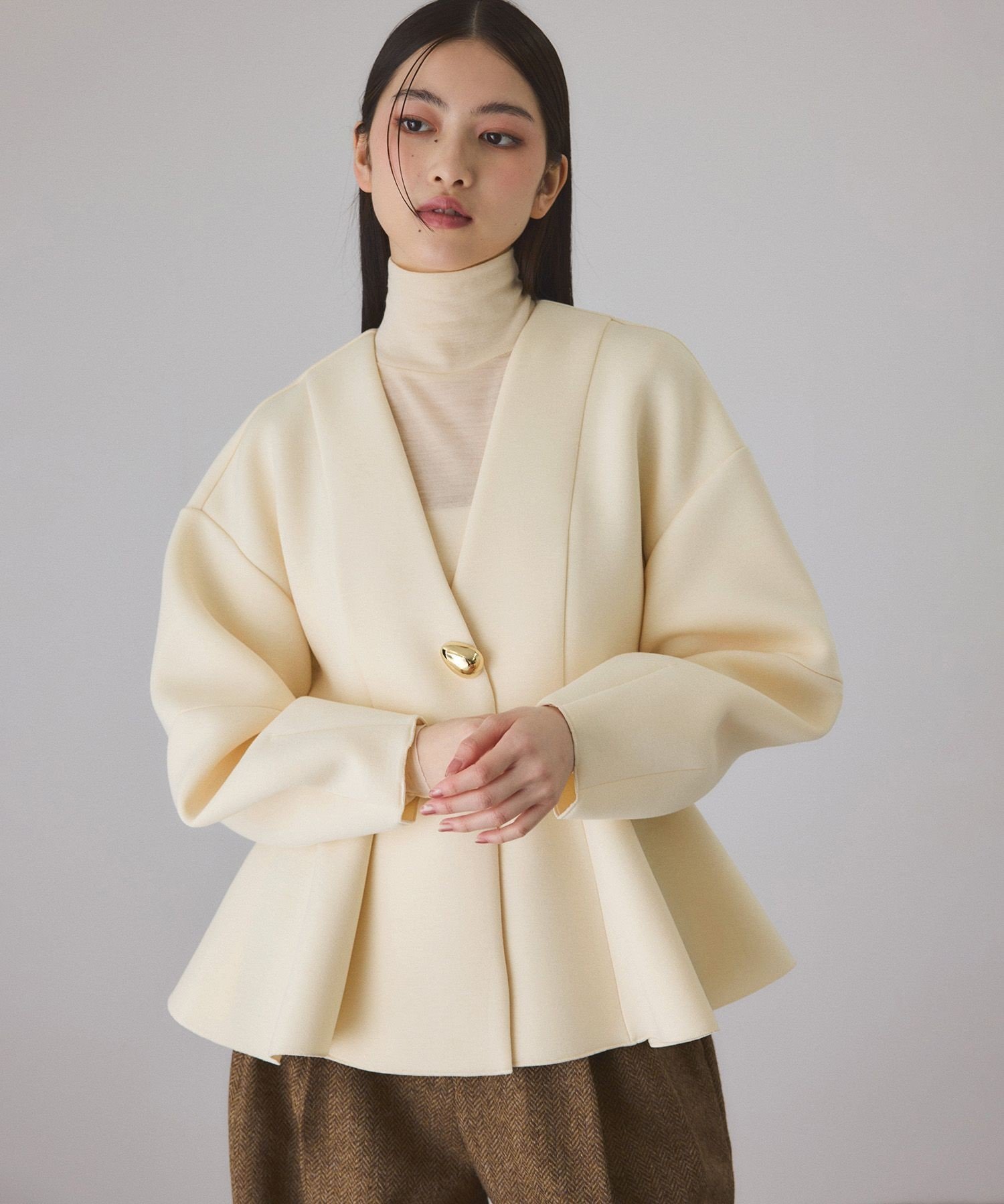 ADAM ET ROPE' FEMME エッグブローチ付きペプラムカーディガン アダムエロペ トップス カーディガン ベ..