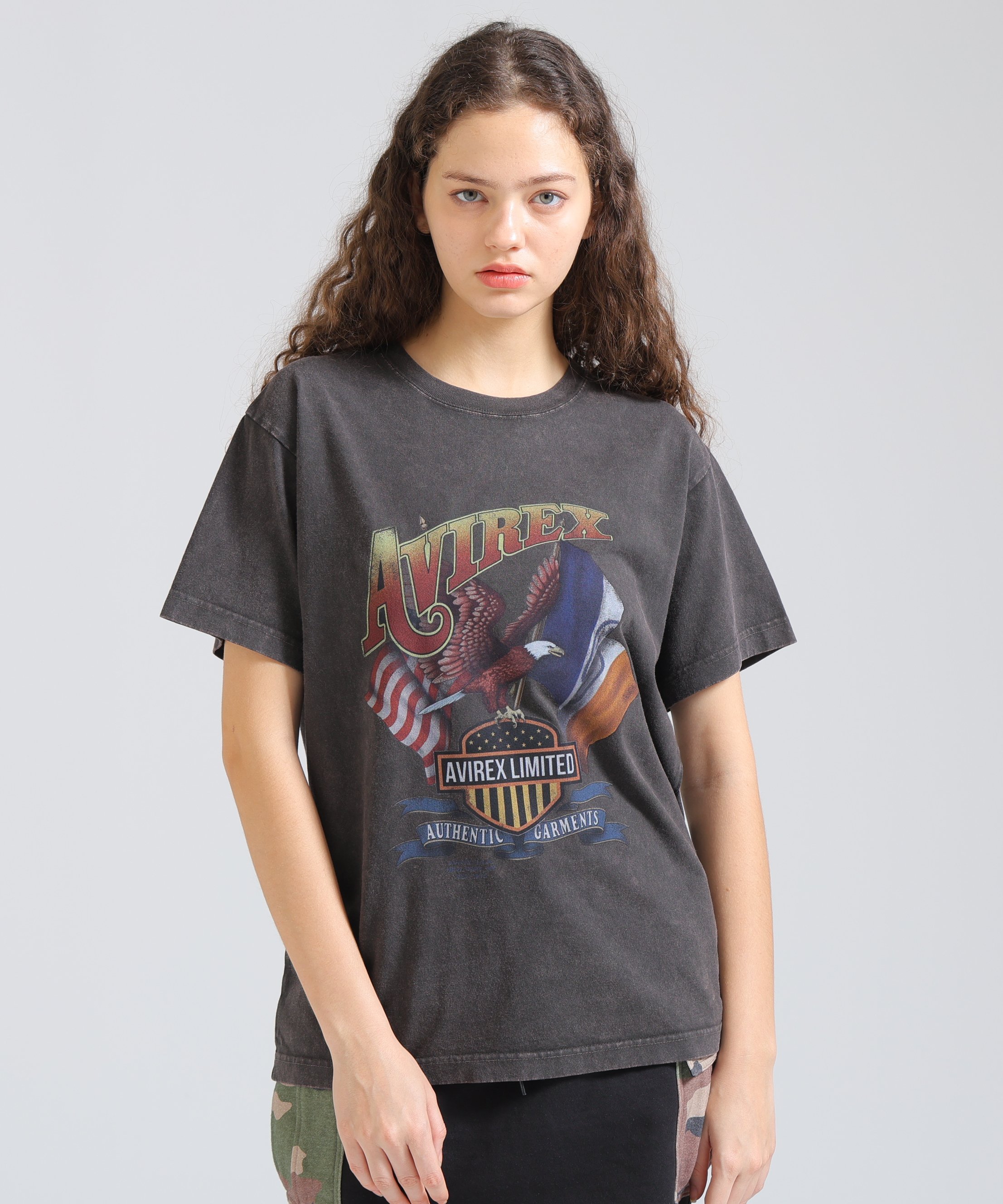 《WOMAN》FADE EAGLE T-SHIRT アヴィレックス トップス カットソー・Tシャツ ホワイト オレンジ グレー