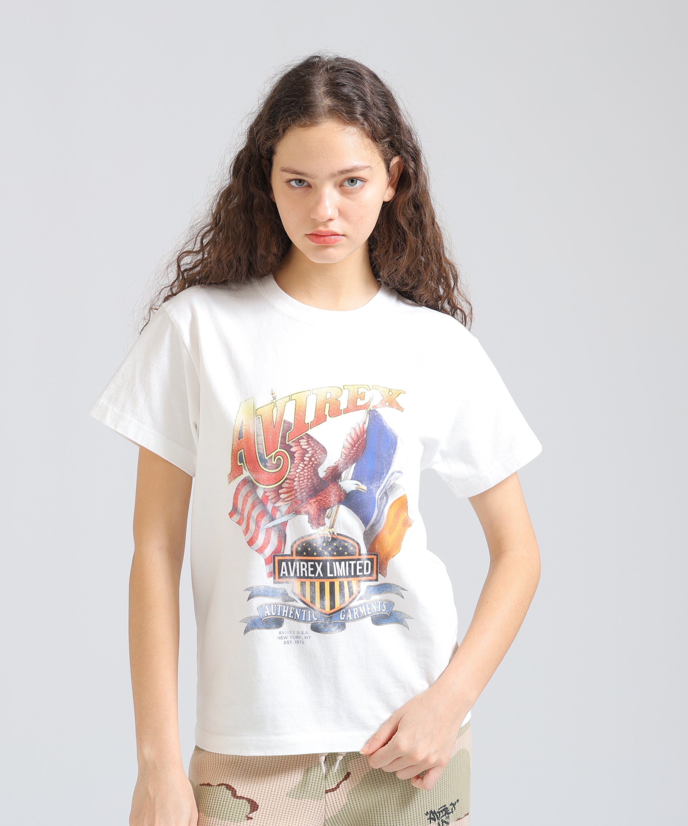 《WOMAN》FADE EAGLE T-SHIRT アヴィレックス トップス カットソー・Tシャツ ホワイト オレンジ グレー