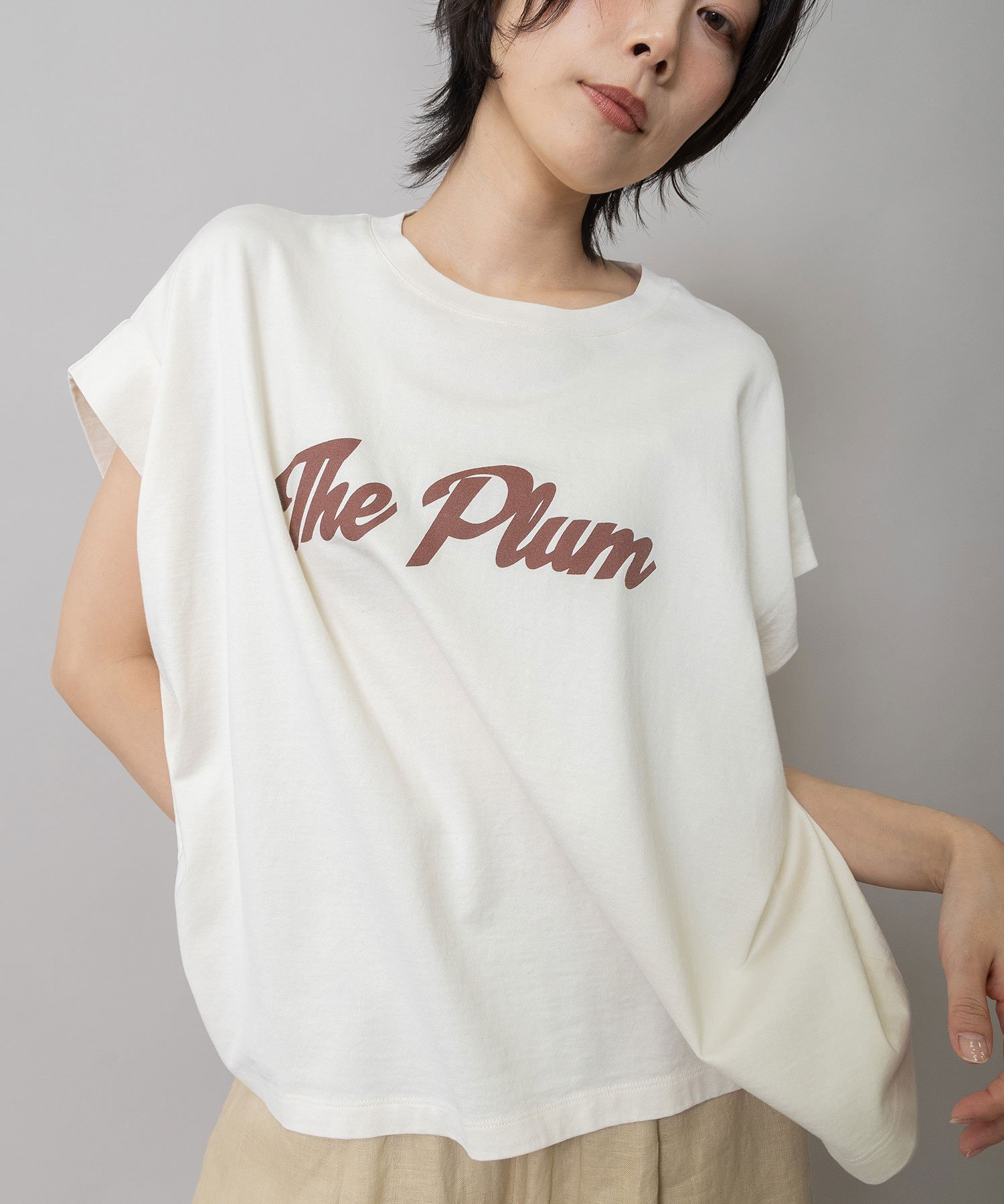"The Plum"ロゴプリントタックスリーブTシャツ ミューニック トップス カットソー・Tシャツ グレー