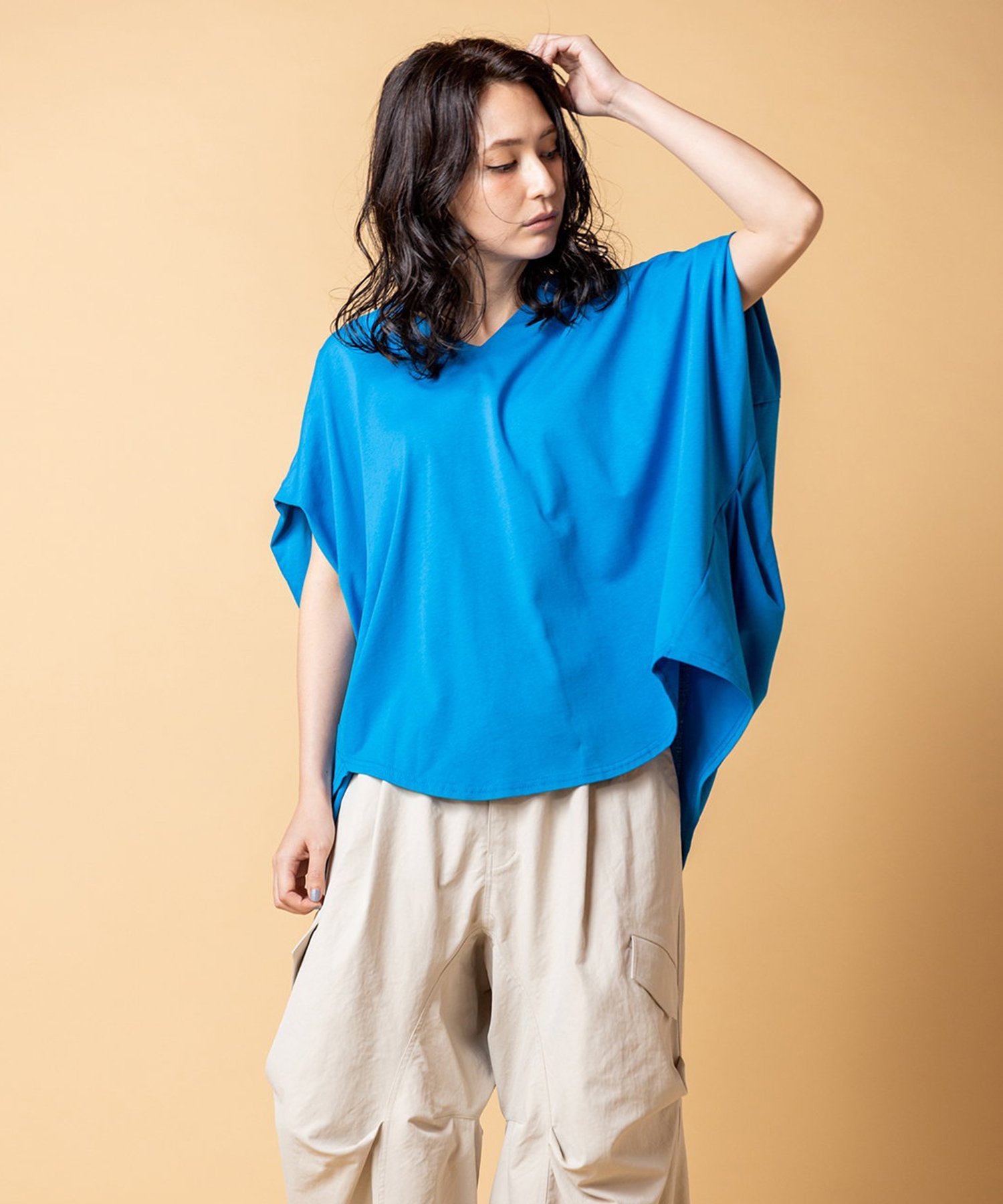 OSMOSIS Vネックサイドドレーププルオーバー オズモーシス トップス カットソー・Tシャツ グリーン ホワイト ブラック グレー ブルー
