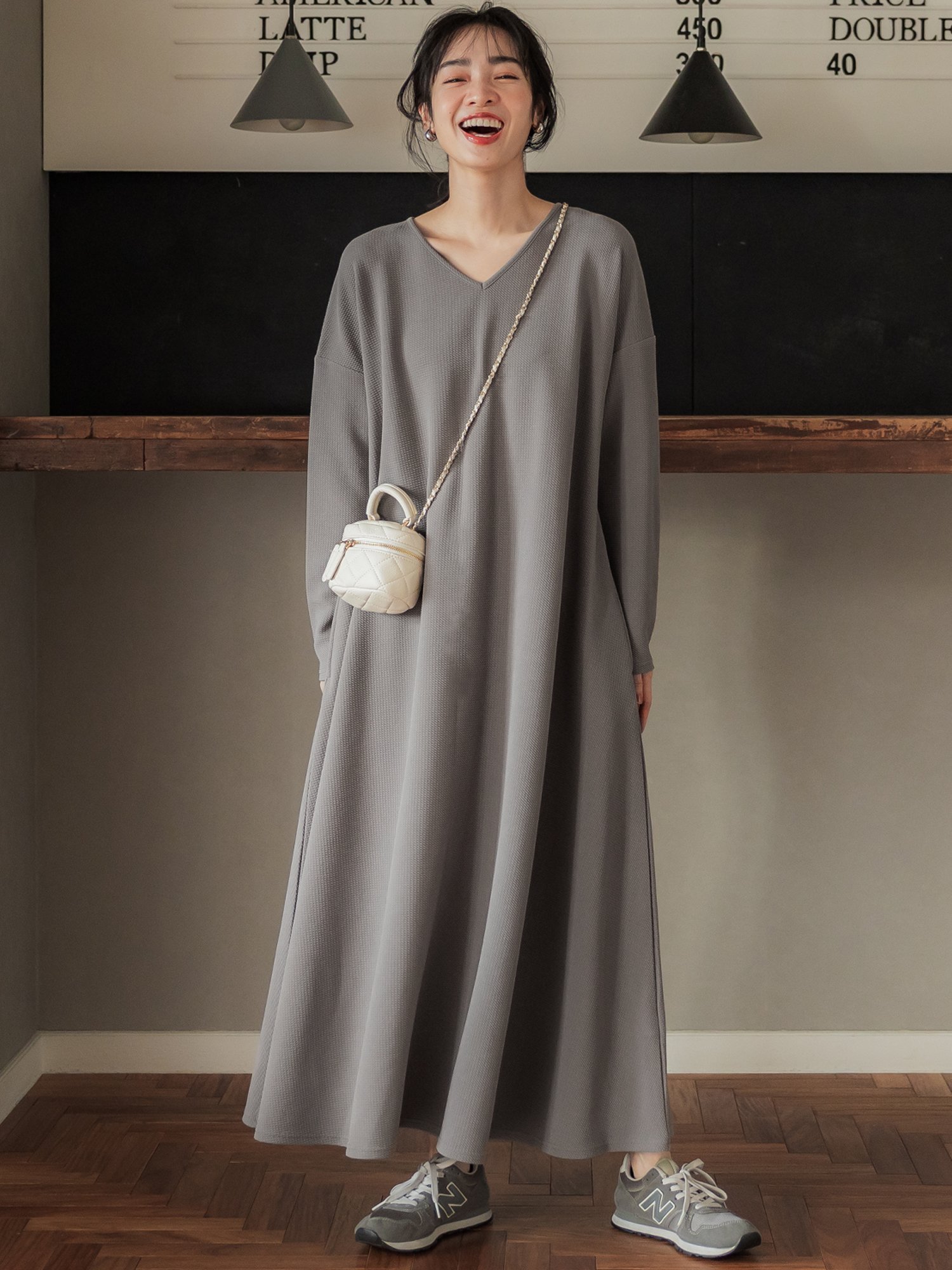 【SALE／60%OFF】coca エンボスVネックフレアワンピース コカ ワンピース・ドレス ワンピース ベージュ ブラックのサムネイル