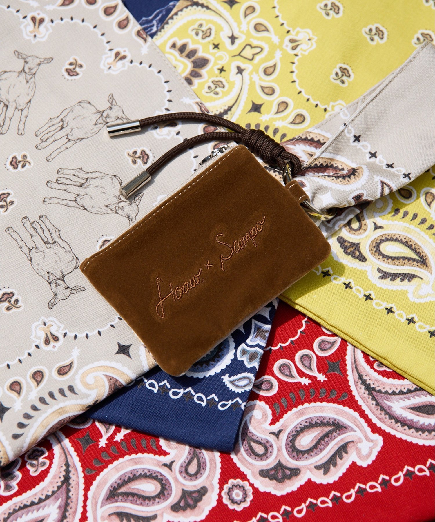 Whim Gazette 【Hoaw.×Sampoコラボアイテム】バンダナポーチ ウィム ガゼット 財布・ポーチ・ケース その他の財布・ポーチ・ケース ベージュ ブルー レッド