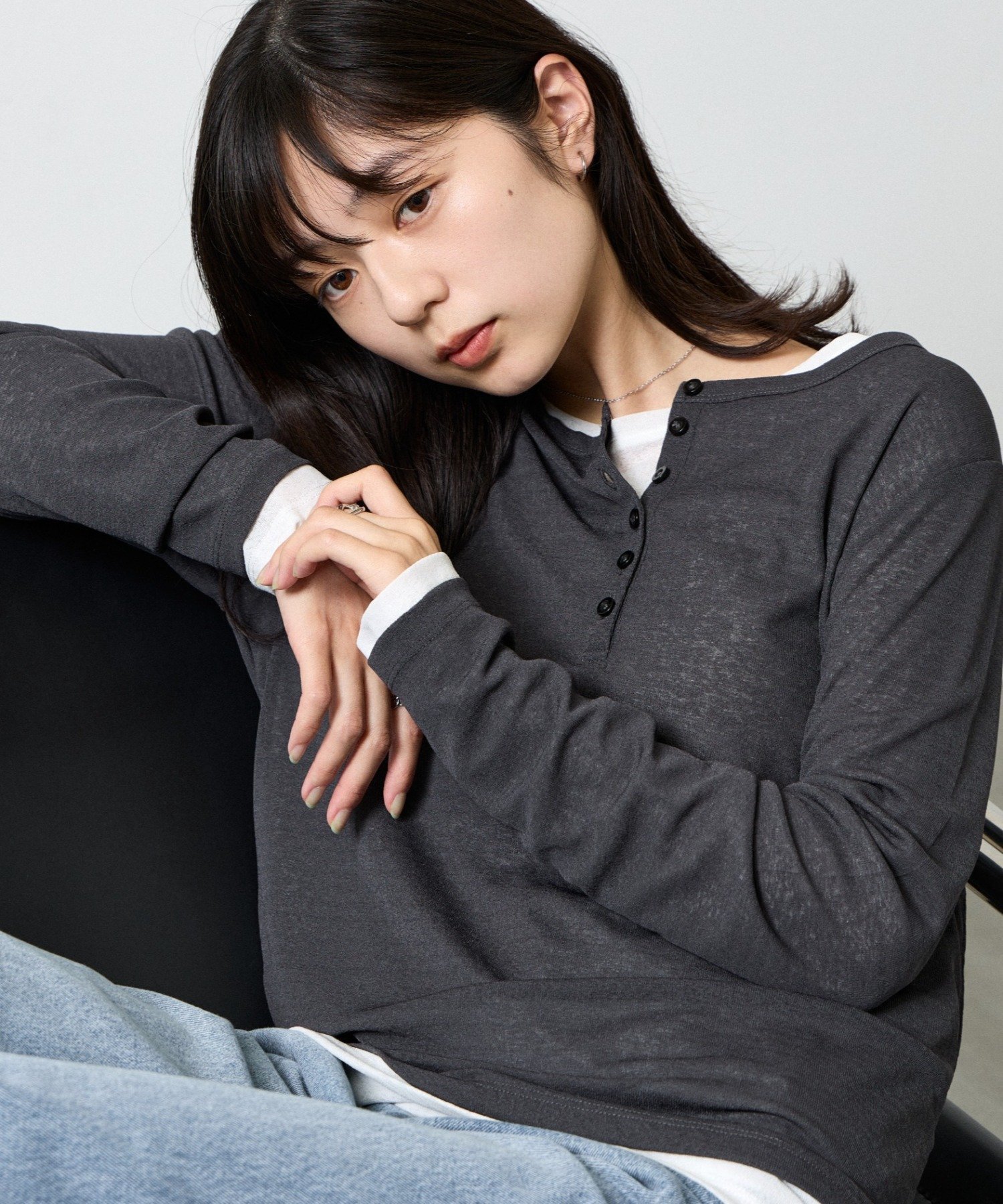 シアーヘンリーネックTシャツ コロニー トゥーワンスリーナイン トップス カットソー・Tシャツ ブラック グレー レッド ホワイト