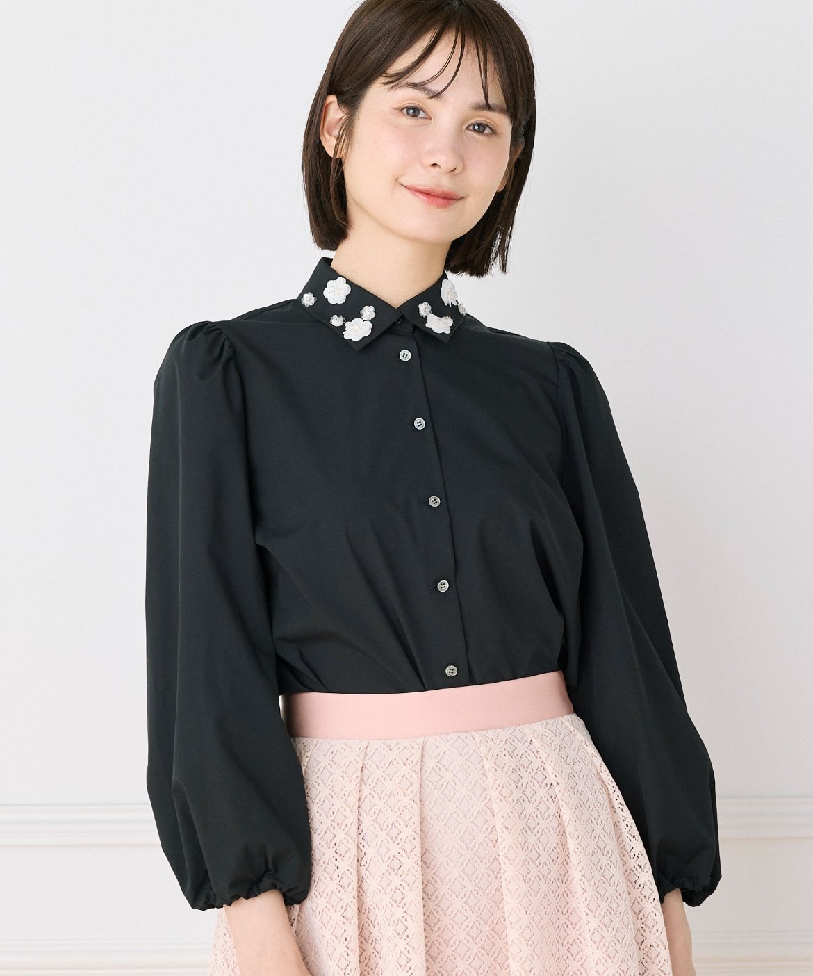 Maglie par ef-de フラワービジューブラウス｜今年らしい衿とビジューで魅せる顔映え マーリエ ル カセット トップス シャツ・ブラウス ホワイト ブラック