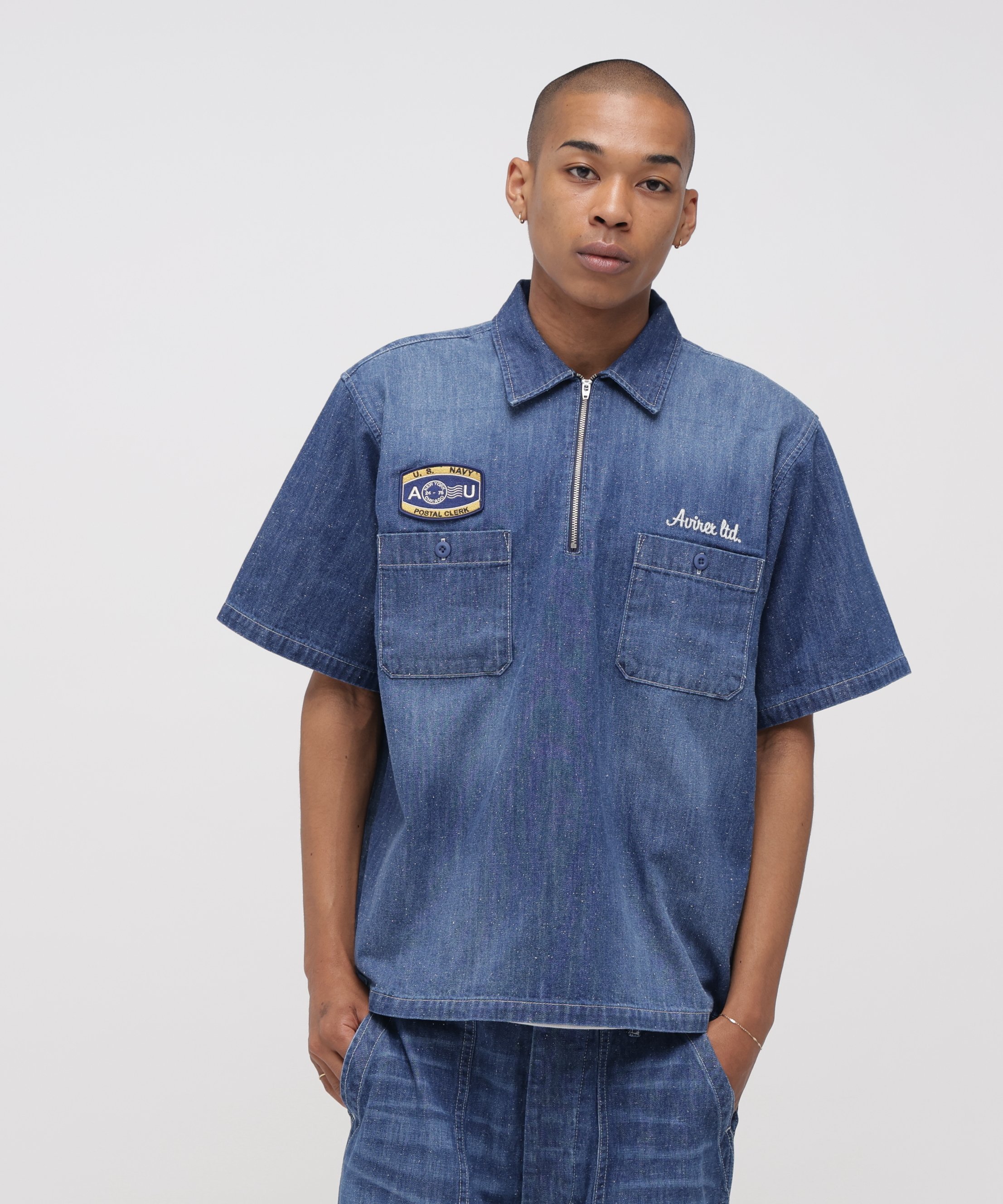 《AVIREX × UNIVERSAL OVERALL》NAVY POSTAL HALF ZIP SHIRT アヴィレックス トップス シャツ・ブラウス ブルー
