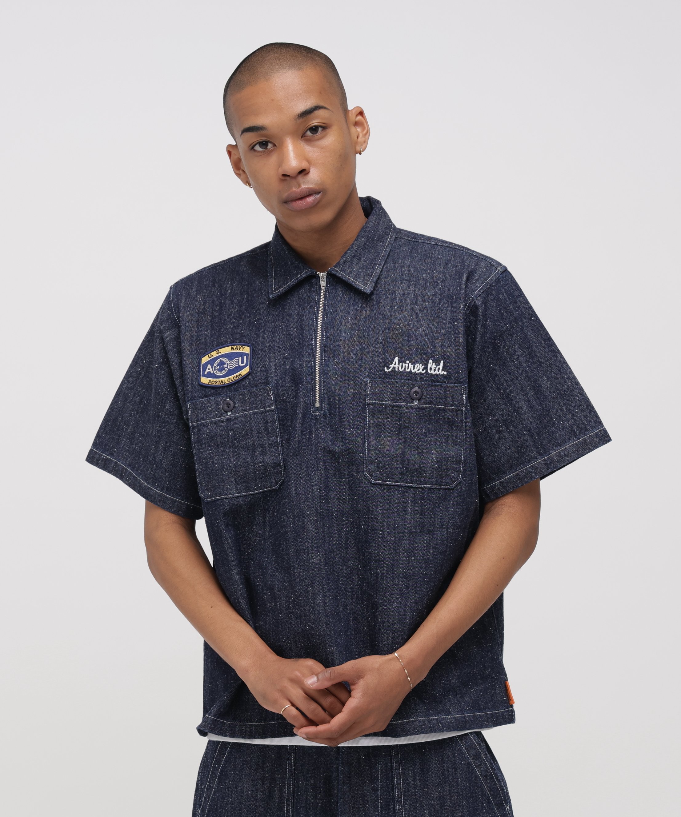 《AVIREX × UNIVERSAL OVERALL》NAVY POSTAL HALF ZIP SHIRT アヴィレックス トップス シャツ・ブラウス ブルー