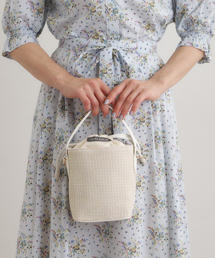 【SALE／5%OFF】LAURA ASHLEY 【取外し可ショルダーベルト付き】ウィービングドローストリングバッグ ローラ アシュレイ バッグ ショルダーバッグ ホワイト ブラック【送料無料】