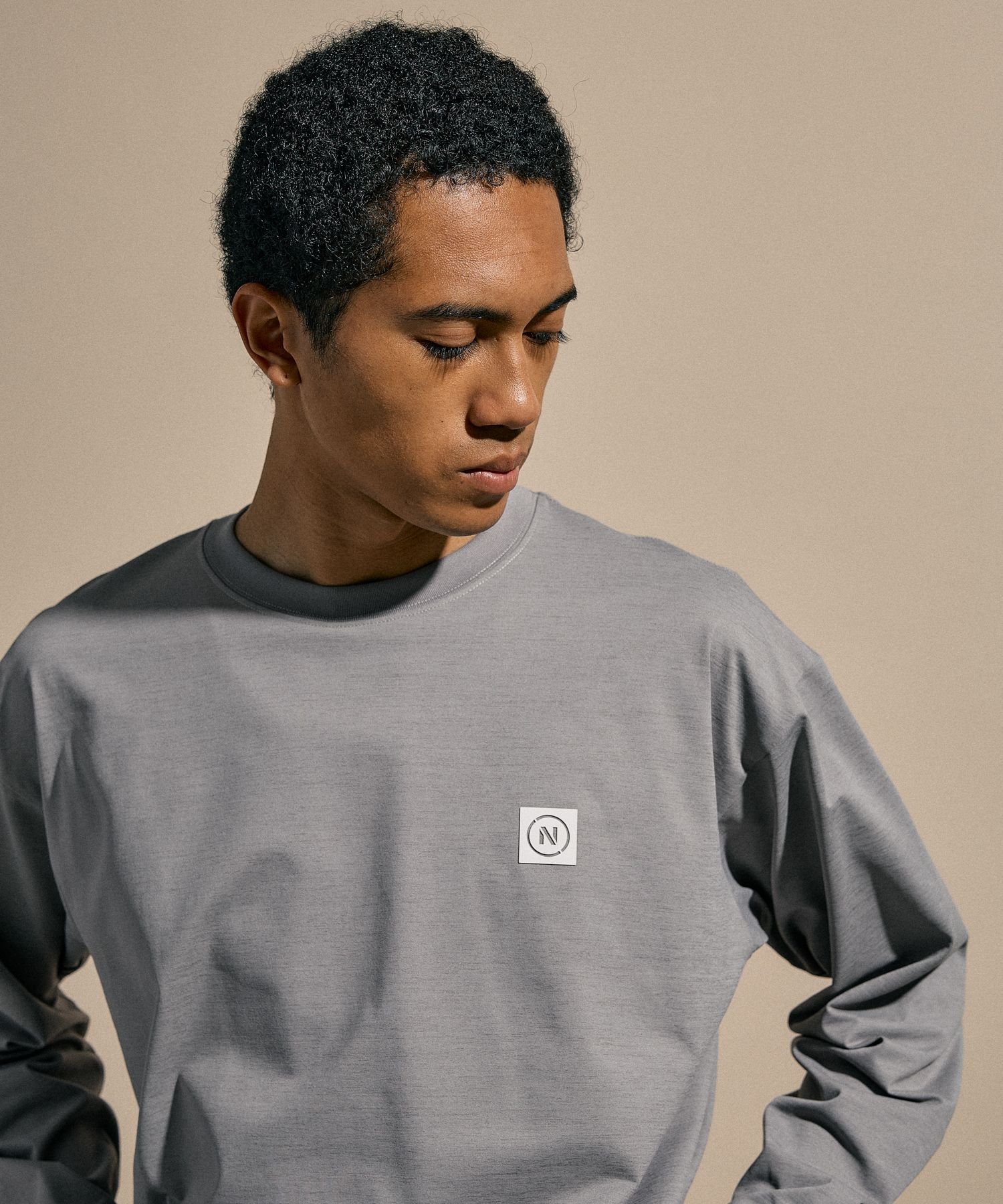 NUMERALS 【NUMERALS】ONE POINT LONG SLEEVED T-SHIRT ニコアンド トップス カットソー・Tシャツ ブラック グレー ホワイト ネイビー【送料無料】