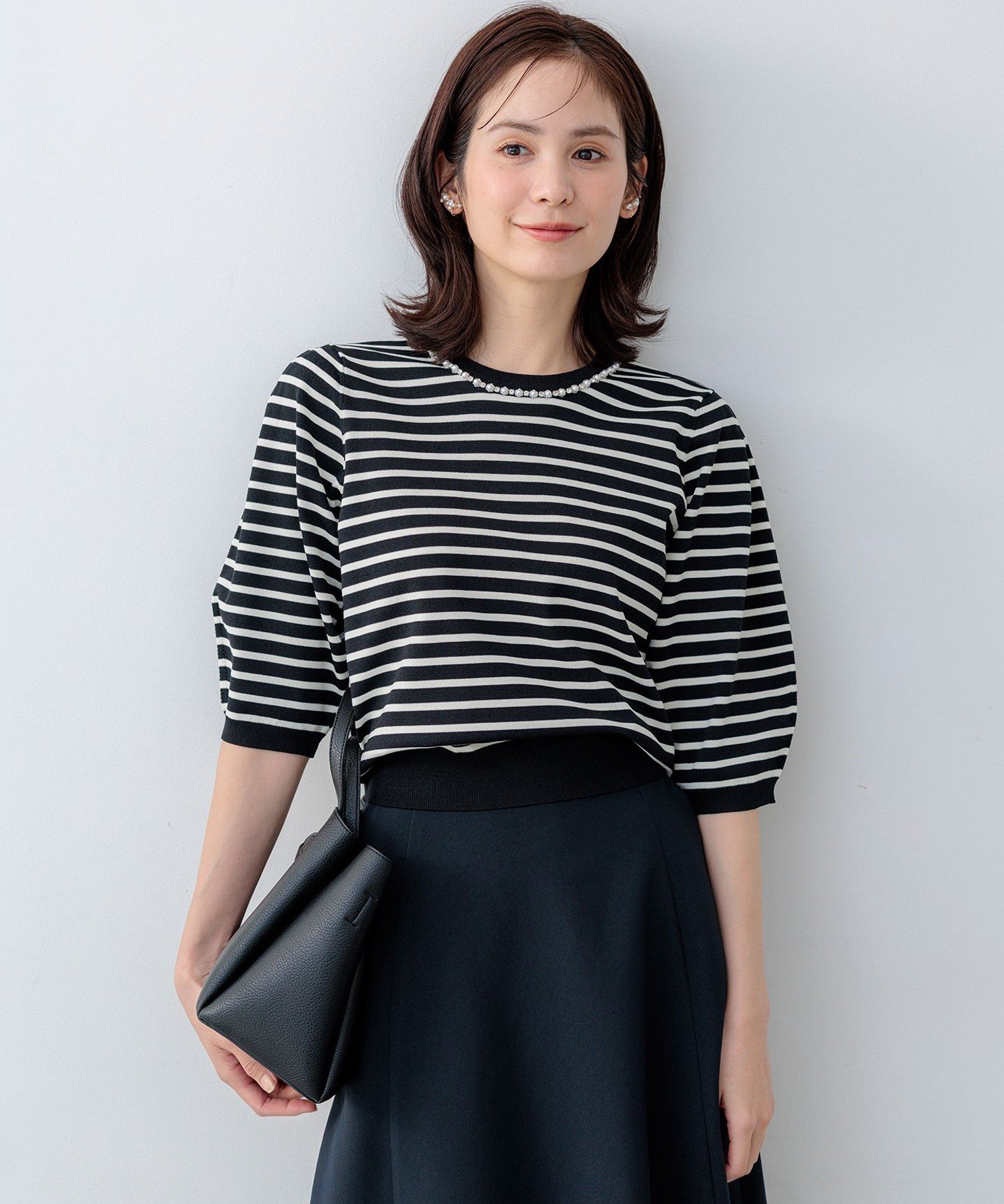 【SALE／40%OFF】組曲 L 【ドラマ「銀河の一票」着用・WEB限定】クリアストレッチビジューレーン6分袖 ニット クミキョク トップス ニット ホワイト ブラック【送料無料】