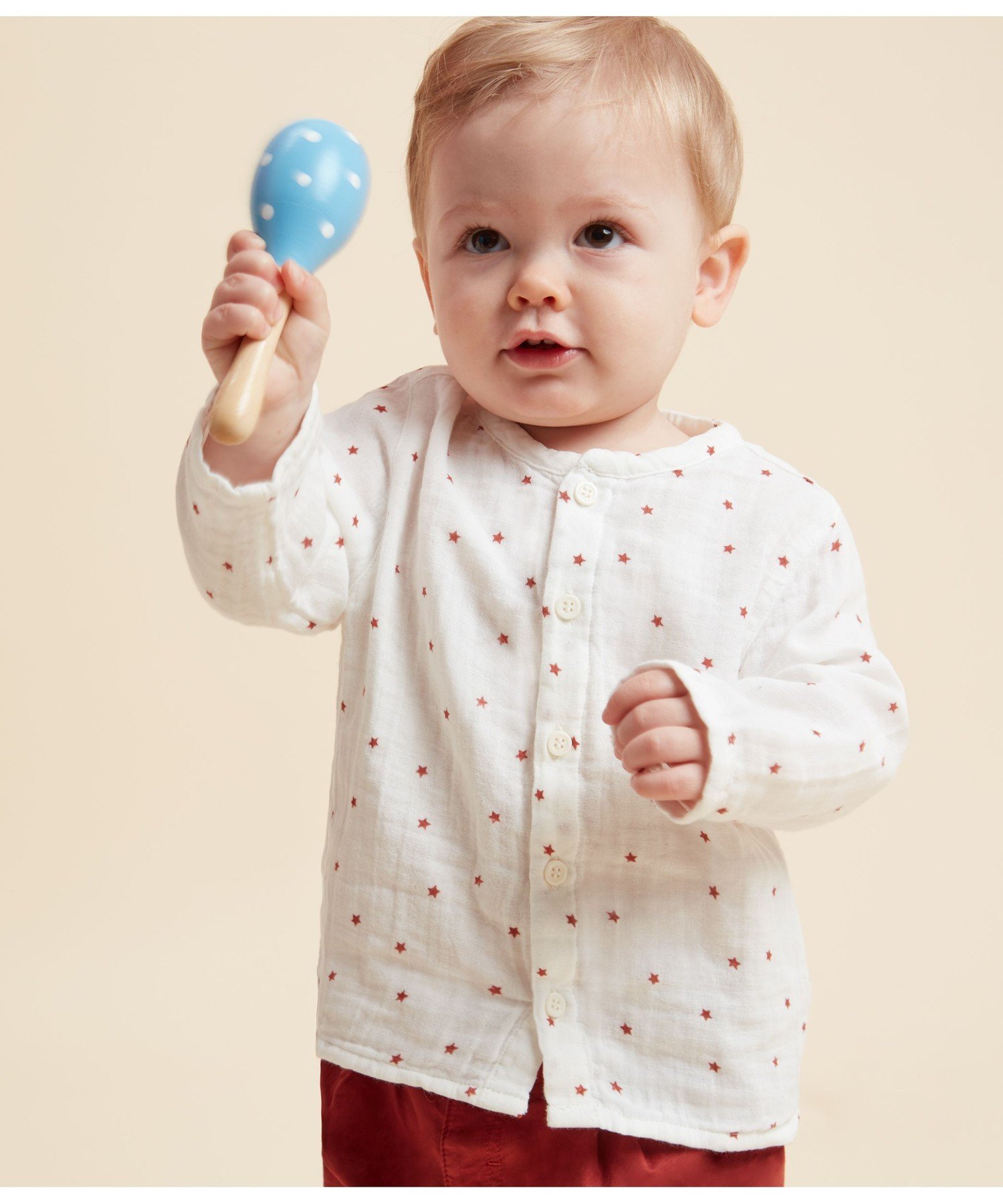 PETIT BATEAU（プチバトー）プリント長袖シャツ2枚の生地を編み上げたチュビック素材を使用。キュートな星プリントをあしらった長袖シャツです。前面はボタンで大きく開くので、ベビーのお着替えも簡単。シャツとしてはもちろん、肌寒い時の羽織としても便利なひと品です。型番：A03JL-01-030 FB7085【採寸】サイズ着丈身幅袖丈12ヶ月 74cm31cm28cm30cm18ヶ月 81cm35cm31cm32cm24ヶ月 86cm36cm33cm34cm商品のサイズについて【商品詳細】マダガスカル素材：コットン100%サイズ：18ヶ月 81cm、12ヶ月 74cm、24ヶ月 86cm※画面上と実物では多少色具合が異なって見える場合もございます。ご了承ください。商品のカラーについて 【予約商品について】 ※「先行予約販売中」「予約販売中」をご注文の際は予約商品についてをご確認ください。■重要なお知らせ※ 当店では、ギフト配送サービス及びラッピングサービスを行っておりません。ご注文者様とお届け先が違う場合でも、タグ（値札）付「納品書 兼 返品連絡票」同梱の状態でお送り致しますのでご了承ください。 ラッピング・ギフト配送について※ 2点以上ご購入の場合、全ての商品が揃い次第一括でのお届けとなります。お届け予定日の異なる商品をお買い上げの場合はご注意下さい。お急ぎの商品がございましたら分けてご購入いただきますようお願い致します。発送について ※ 買い物カートに入れるだけでは在庫確保されませんのでお早めに購入手続きをしてください。当店では在庫を複数サイトで共有しているため、同時にご注文があった場合、売切れとなってしまう事がございます。お手数ですが、ご注文後に当店からお送りする「ご注文内容の確認メール」をご確認ください。ご注文の確定について ※ Rakuten Fashionの商品ページに記載しているメーカー希望小売価格は、楽天市場「商品価格ナビ」に登録されている価格に準じています。 商品の価格についてPETIT BATEAUPETIT BATEAUのシャツ・ブラウストップスご注文・お届けについて発送ガイドラッピンググッズ3,980円以上送料無料ご利用ガイド