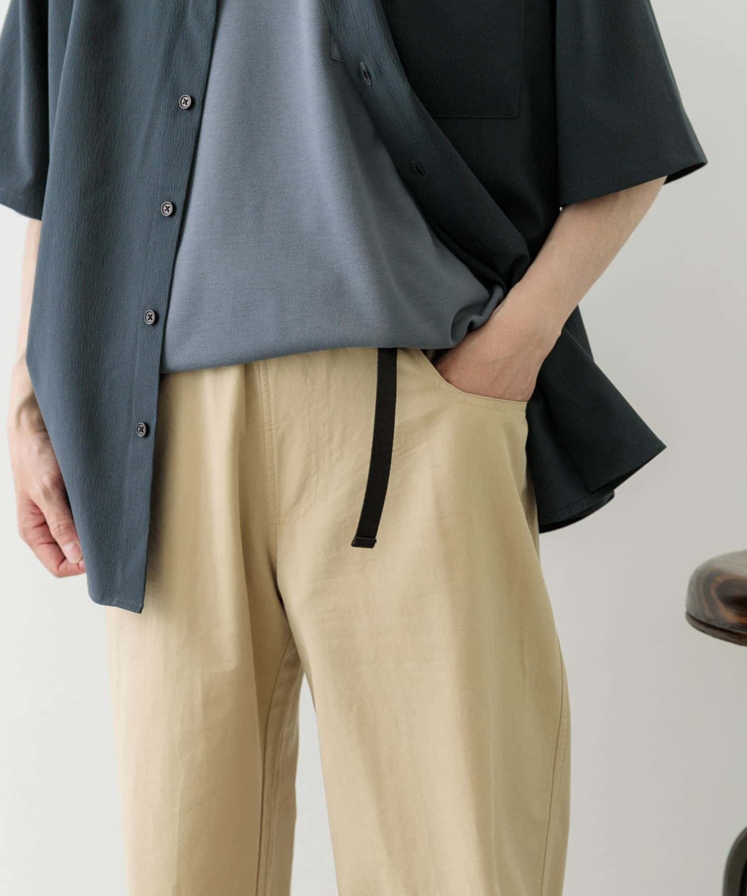 ITEMS ウェビングベルト ツイルストレートパンツ アーバンリサーチアイテムズ パンツ その他のパンツ ベージュ