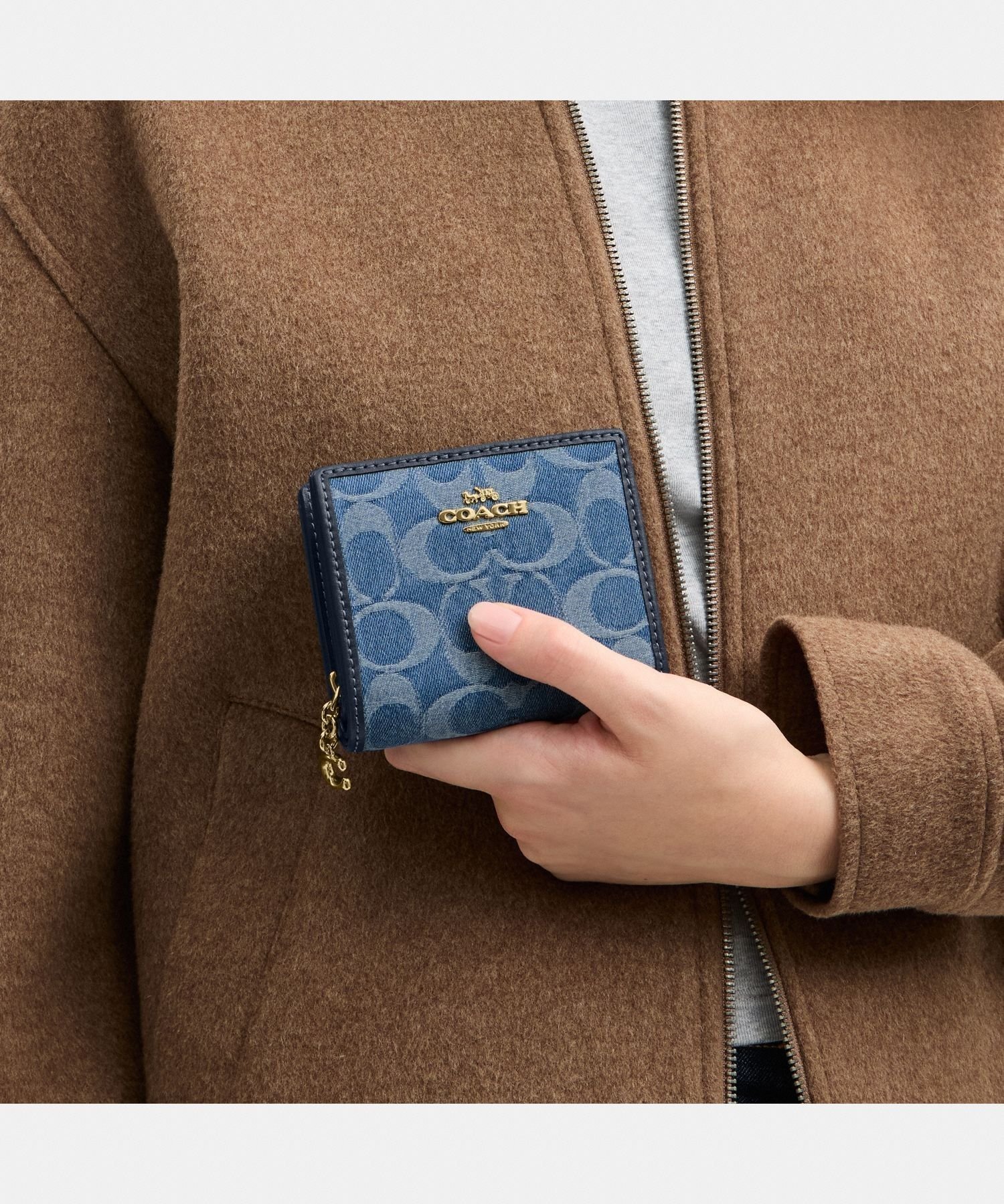 【SALE／60%OFF】COACH OUTLET 【公式】スナップ ウォレット・シグネチャー デニム コーチ　アウトレット 財布・ポーチ・ケース 財布 ブルー【送料無料】