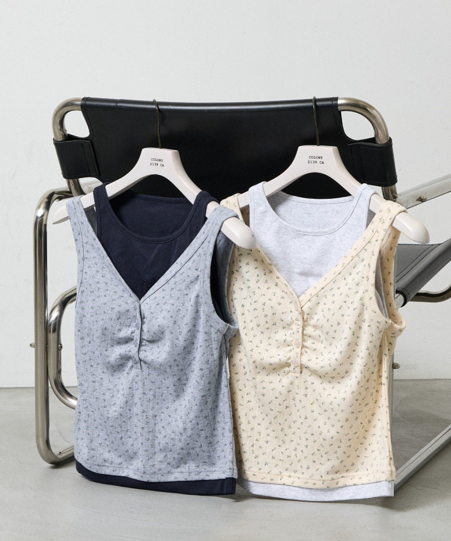 【WEB限定】カップ付き小花柄レイヤード風タンクトップ コロニー トゥーワンスリーナイン トップス ノースリーブ・タンクトップ グレー