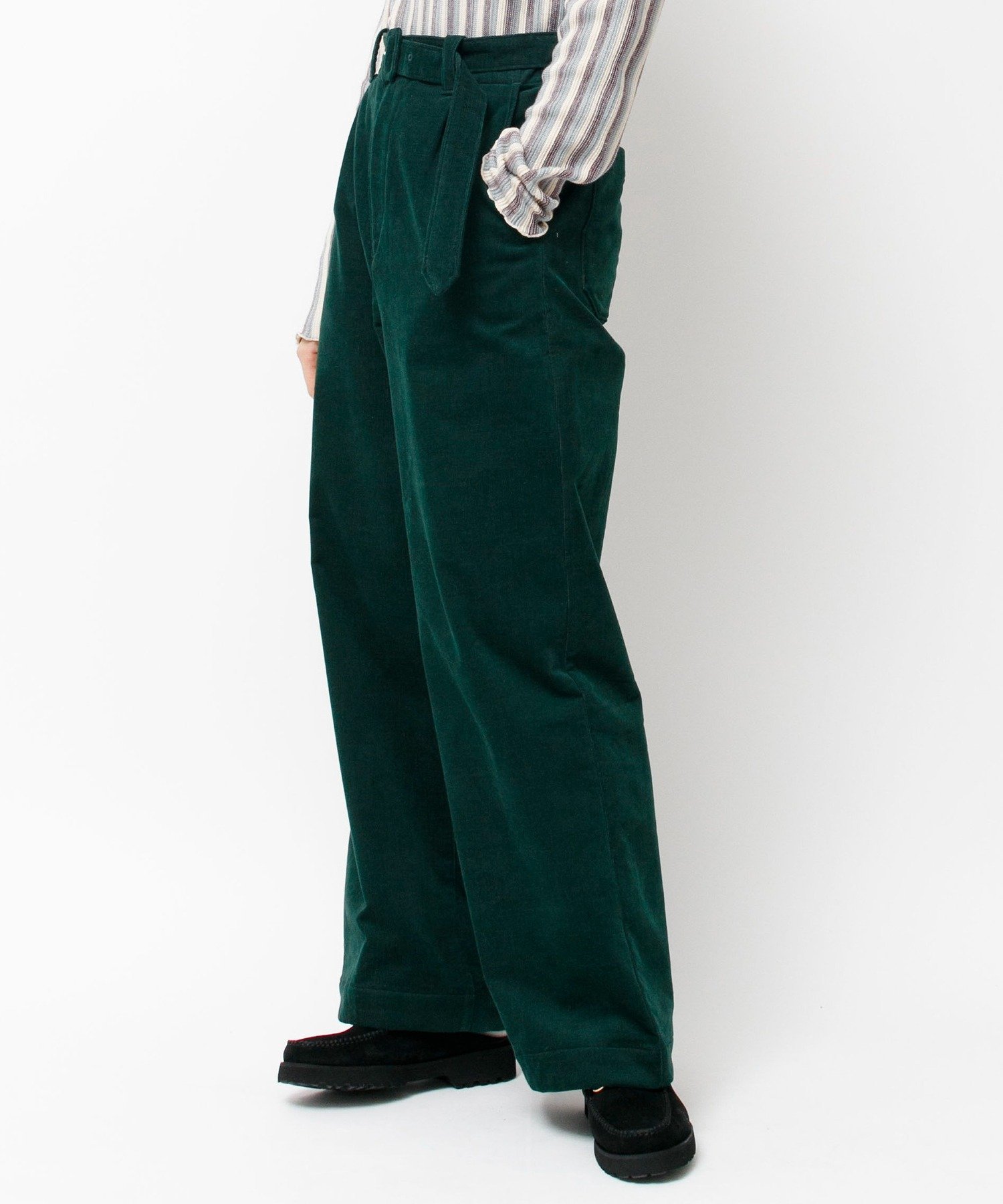 深みのあるカラーリングからクラシカルなムード漂うパンツ。ストレッチ性のある素材だから、動きやすさも文句なしです。共布のベルトは取り外し可能。タックインして上品に着こなすのがお似合いです。