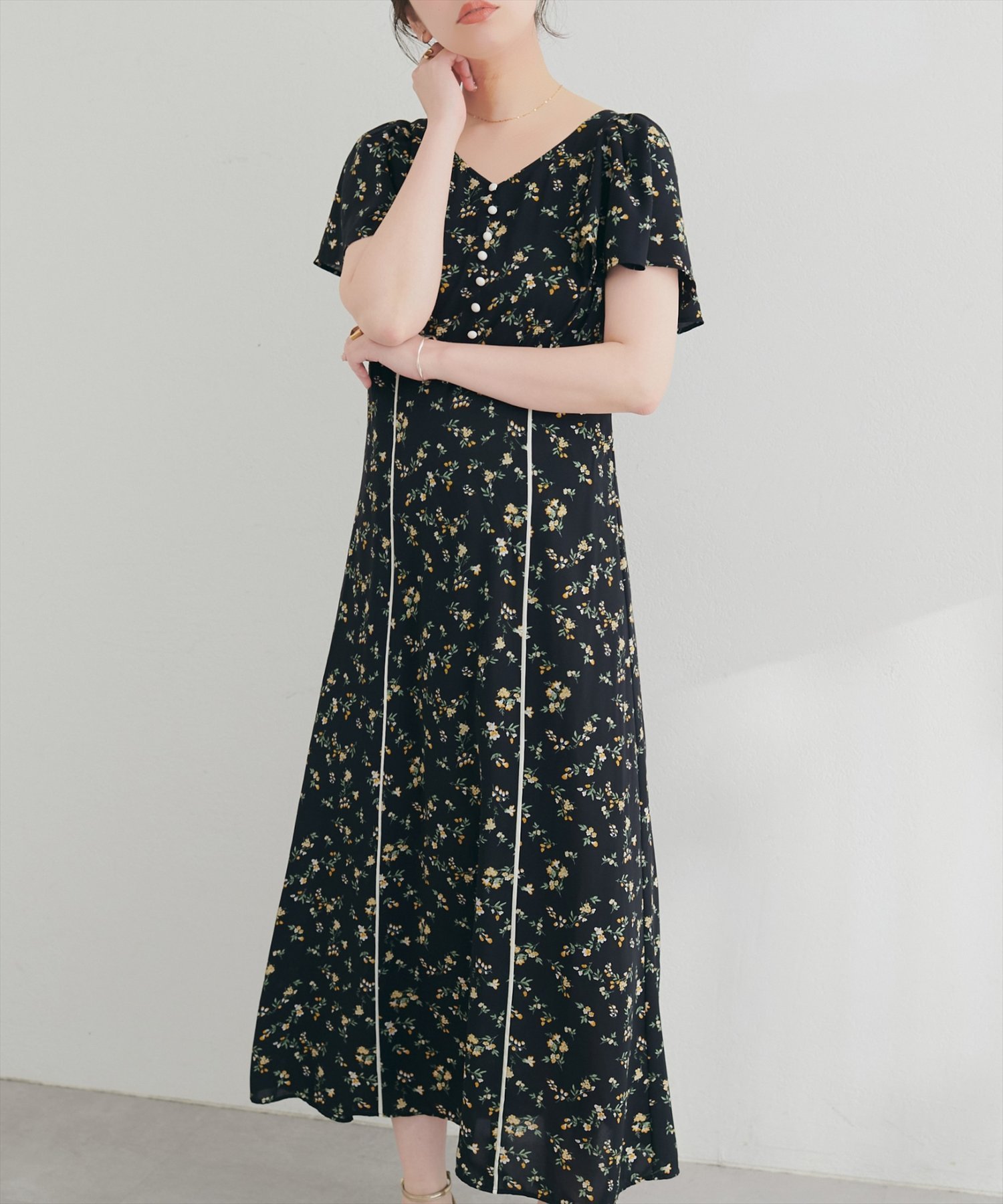 natural couture Vネックフラワーワンピース ナチュラルクチュール ワンピース・ドレス その他のワンピース・ドレス ブラック ホワイト ブラウン ブルー
