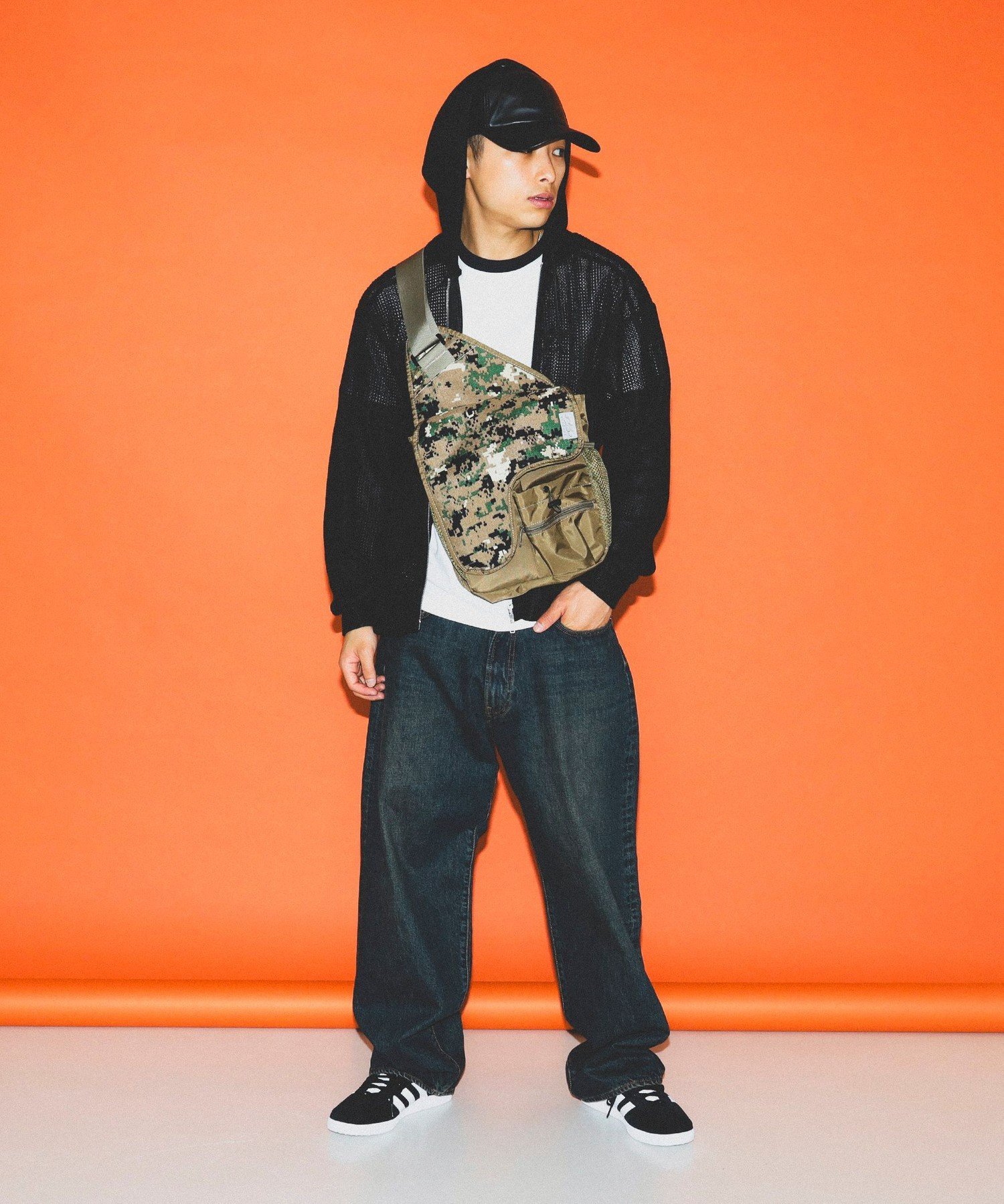 BEAMS｜【別注】XS BAGGAGE / BodyBag｜メンズ バッグ ボディバッグ｜別注ならではのサイズ感｜タウンユース｜ナイロン ポリエステル｜カモ柄 ブラック ビームス メン バッグ ボディバッグ・ウエストポーチ ブラック