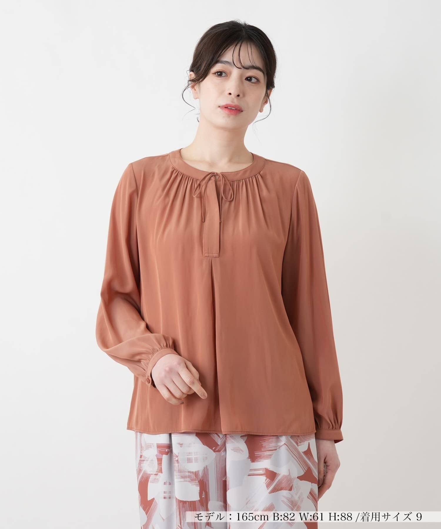 Leilian リボンギャザーブラウス レリアン トップス シャツ・ブラウス ブラウン