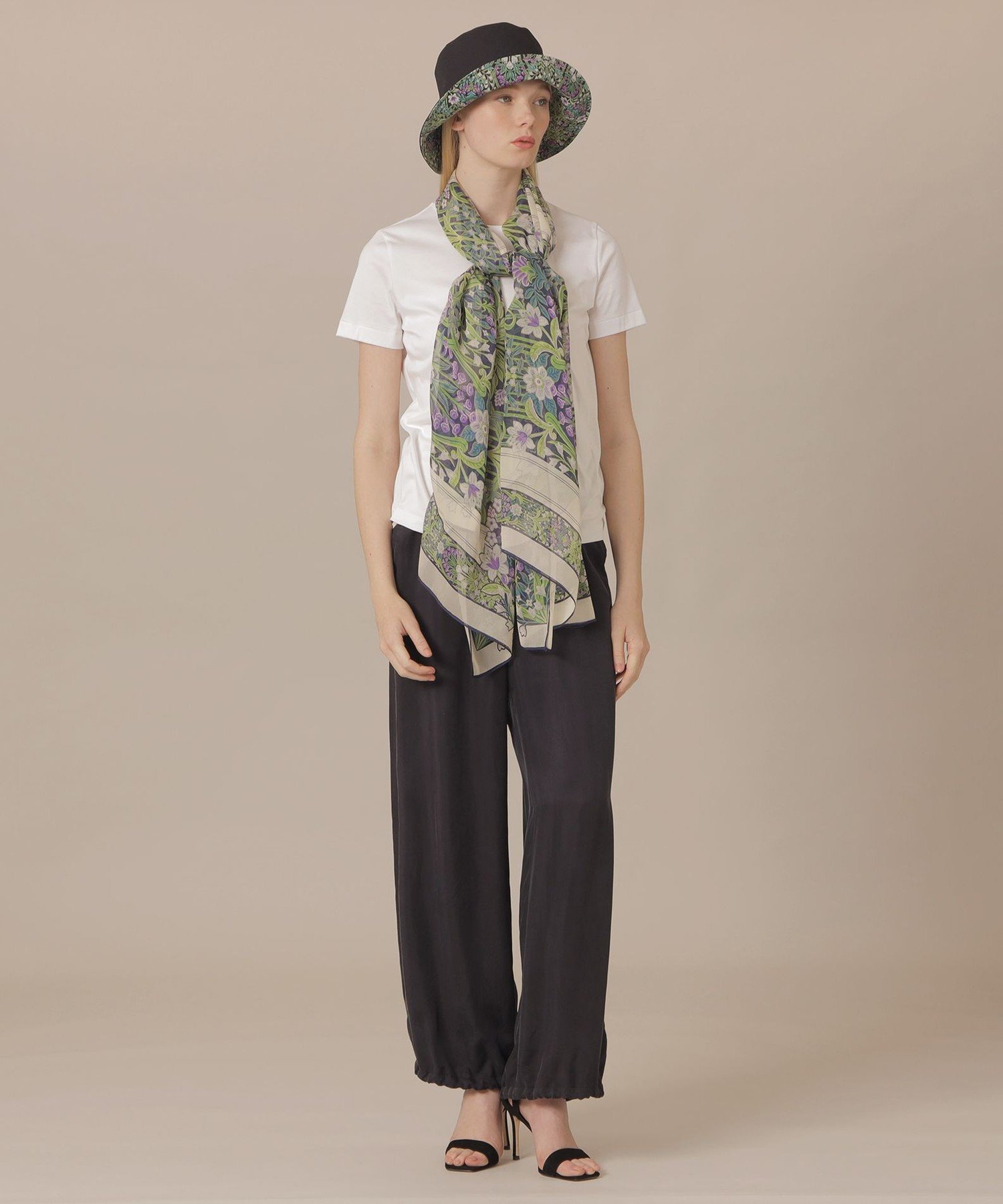 MACKINTOSH LONDON 【婦人画報4月号掲載】ボタニカルウォールスクエアストール マッキントッシュ ロンドン ファッション雑貨 マフラー・ストール・ネックウォーマー ネイビー ベージュ【送料無料】
