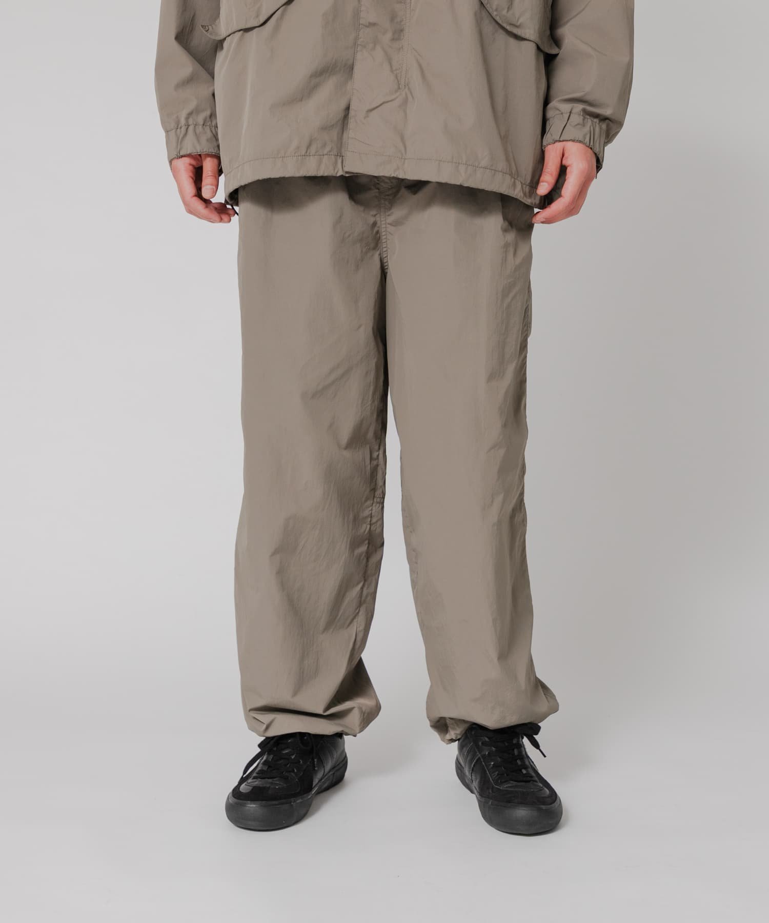 URBAN RESEARCH NYLON WIDE EASY PANTS アーバンリサーチ パンツ その他のパンツ グレー ブラック【送料無料】