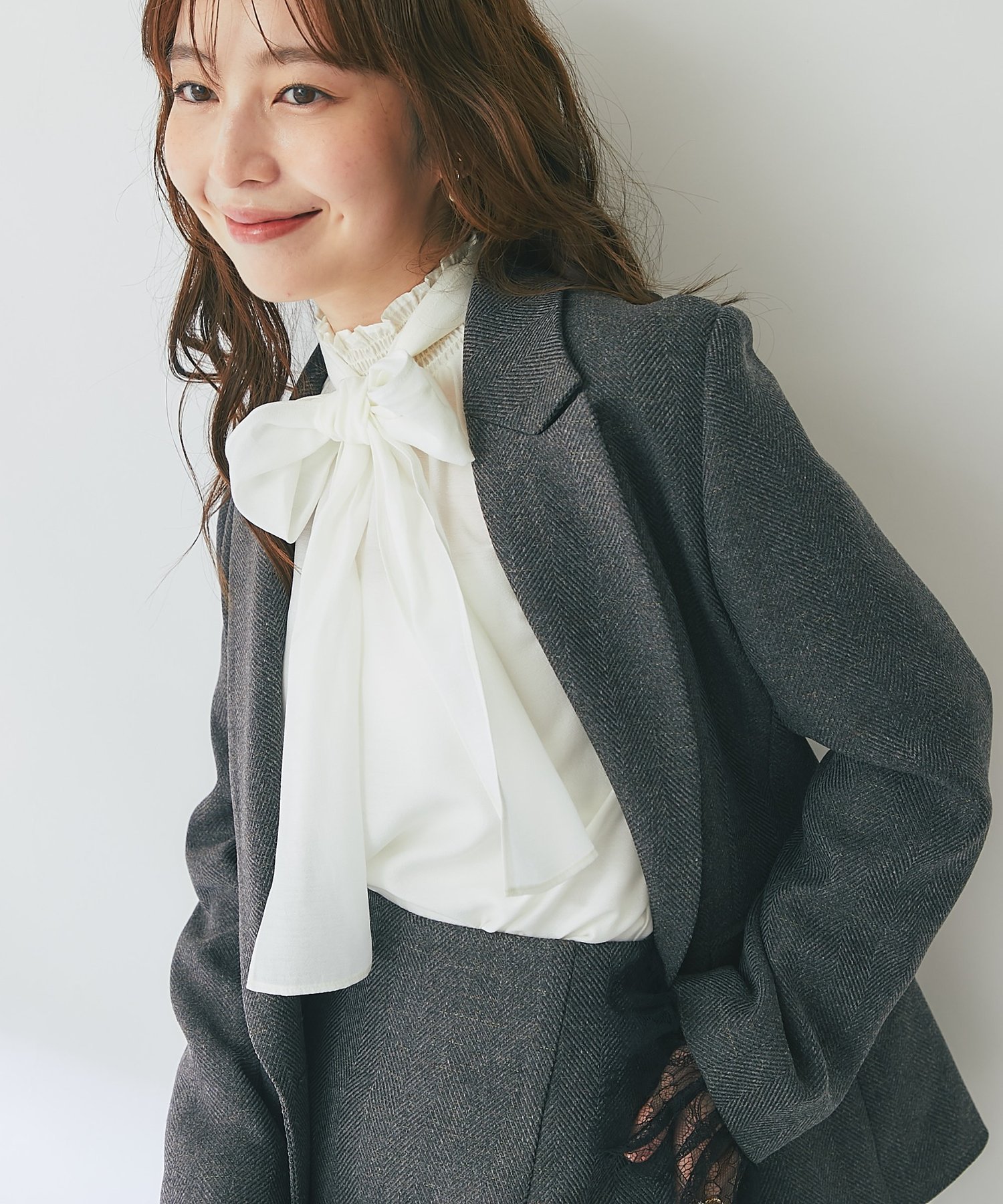 La boutique BonBon 【オケージョンにも】ボウタイシャーリングギャザーブラウス ラブティックボンボン トップス シャツ・ブラウス ホワイト ピンク