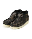 AVIREX（アヴィレックス）《Clarks/クラークス》Wallabee Boot / メンズ ワラビー ブーツWallabeeBoot花をモチーフにしたカモフラージュ模様のワラビーブーツ。印象的なブラックの花柄とオリーブのカラーでアウトドアの雰囲気とアーバンなスタイルを再現しています。【CLARKS/クラークス】クラークスのストーリーは、およそ1825年にサイラスとジェームスというクラーク兄弟が作ったシープスキンのスリッパから始まります。当時としては画期的だった発明と職人技の組み合わせは、今日に至るまでクラークスの靴づくりの本質となっています。そして今も変わらず、クラークスの全てのシューズはシデの木材から手作業で削り出した木型から作られています。高度な製造技術やテクノロジー、そして最新の素材に支えられながら現代に合った完璧なシューズを生み出しているのです。1966年に誕生した「ワラビー」のユニークなモカシンスタイルは、ロックスターやポップアイドルなど、あらゆる人々の足元を飾ってきました。日本でも時代によってサーフスタイルやヒップホップカルチャーと結びつきながら幾度かのブームを巻き起こしました。昨今もまた、90年代リバイバルファッションを背景に存在感を増しています。Wallabeeは、くるぶしより下のローカット丈、WallabeeBootはくるぶしより上のアンクルブーツ丈のスタイルとなっています型番：783-3990208-384-22 JK6098【採寸】7：ソール3cm、高さ(ソール含まず)10cm、サイズ25cm7．5：ソール3cm、高さ(ソール含まず)10.5cm、サイズ25.5cm8：ソール3cm、高さ(ソール含まず)10.5cm、サイズ26cm8．5：ソール3cm、高さ(ソール含まず)10.5cm、サイズ26.5cm商品のサイズについて【商品詳細】ベトナム製素材：（甲部）牛革（底材の種類）ゴム底サイズ：7、7．5、8、8．5※画面上と実物では多少色具合が異なって見える場合もございます。ご了承ください。商品のカラーについて 【予約商品について】 ※「先行予約販売中」「予約販売中」をご注文の際は予約商品についてをご確認ください。■重要なお知らせ※ 当店では、ギフト配送サービス及びラッピングサービスを行っておりません。ご注文者様とお届け先が違う場合でも、タグ（値札）付「納品書 兼 返品連絡票」同梱の状態でお送り致しますのでご了承ください。 ラッピング・ギフト配送について※ 2点以上ご購入の場合、全ての商品が揃い次第一括でのお届けとなります。お届け予定日の異なる商品をお買い上げの場合はご注意下さい。お急ぎの商品がございましたら分けてご購入いただきますようお願い致します。発送について ※ 買い物カートに入れるだけでは在庫確保されませんのでお早めに購入手続きをしてください。当店では在庫を複数サイトで共有しているため、同時にご注文があった場合、売切れとなってしまう事がございます。お手数ですが、ご注文後に当店からお送りする「ご注文内容の確認メール」をご確認ください。ご注文の確定について ※ Rakuten Fashionの商品ページに記載しているメーカー希望小売価格は、楽天市場「商品価格ナビ」に登録されている価格に準じています。 商品の価格についてAVIREXAVIREXのその他のシューズ・靴シューズ・靴ご注文・お届けについて発送ガイドラッピンググッズ3,980円以上送料無料ご利用ガイド