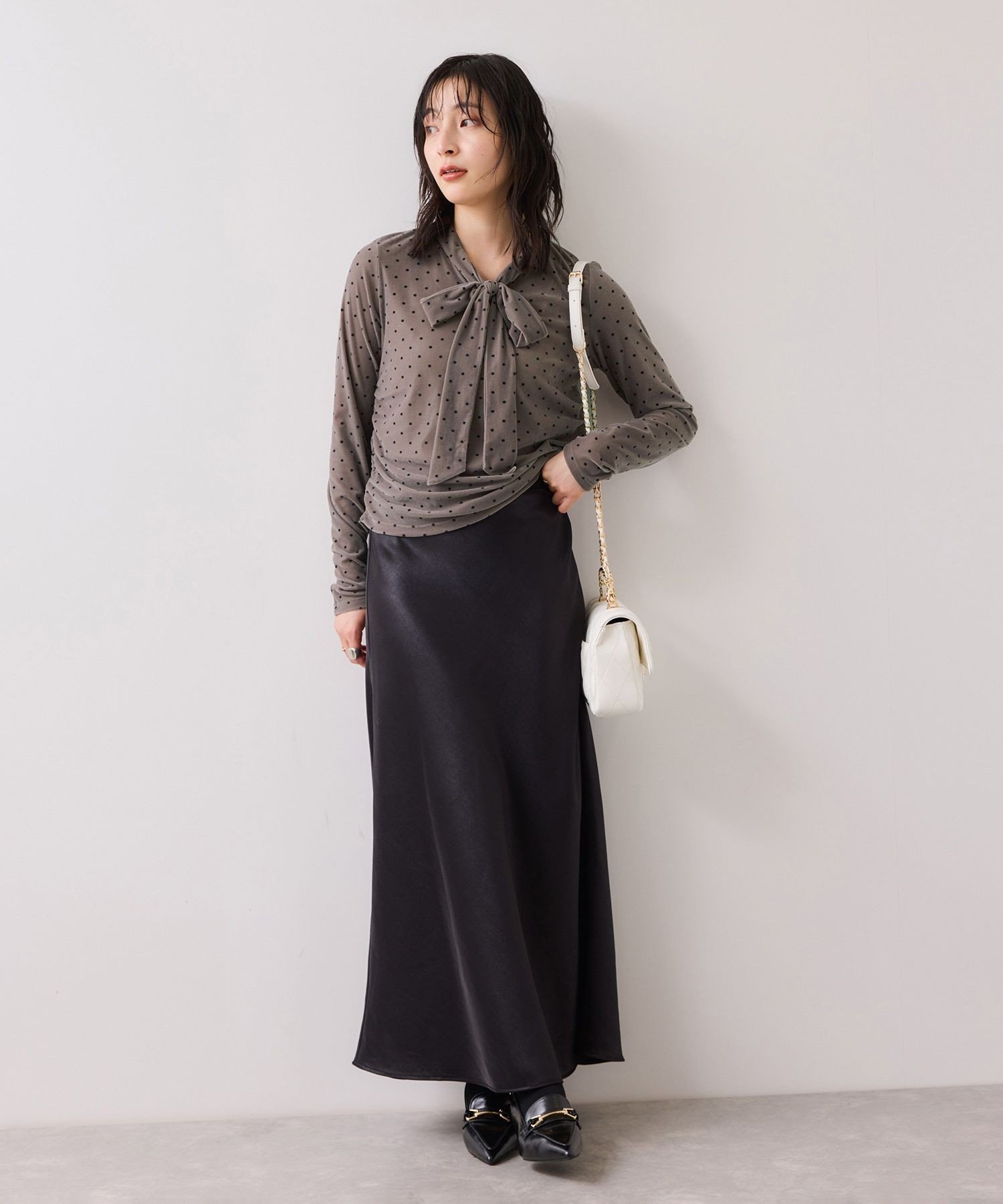 VIS ベロアボウタイドットカットソー ビス トップス カットソー・Tシャツ ベージュ ホワイト